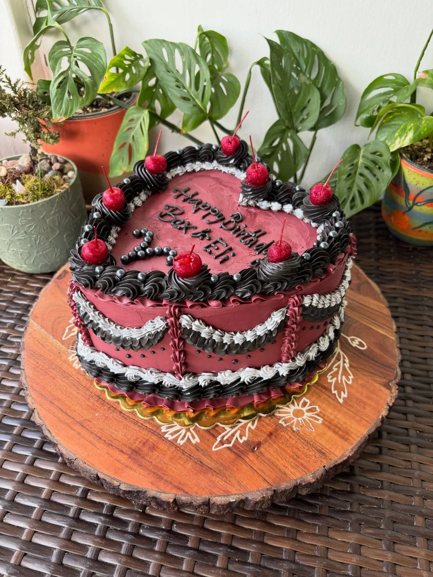 2025 cake dump! I cannot believe how many cakes I just never got around to posting&hellip;

Also how is it already jan 7th???? Is it too late for a new years post 😅

As you guys might be able to tell from the carousel of forgotten cakes, I have been