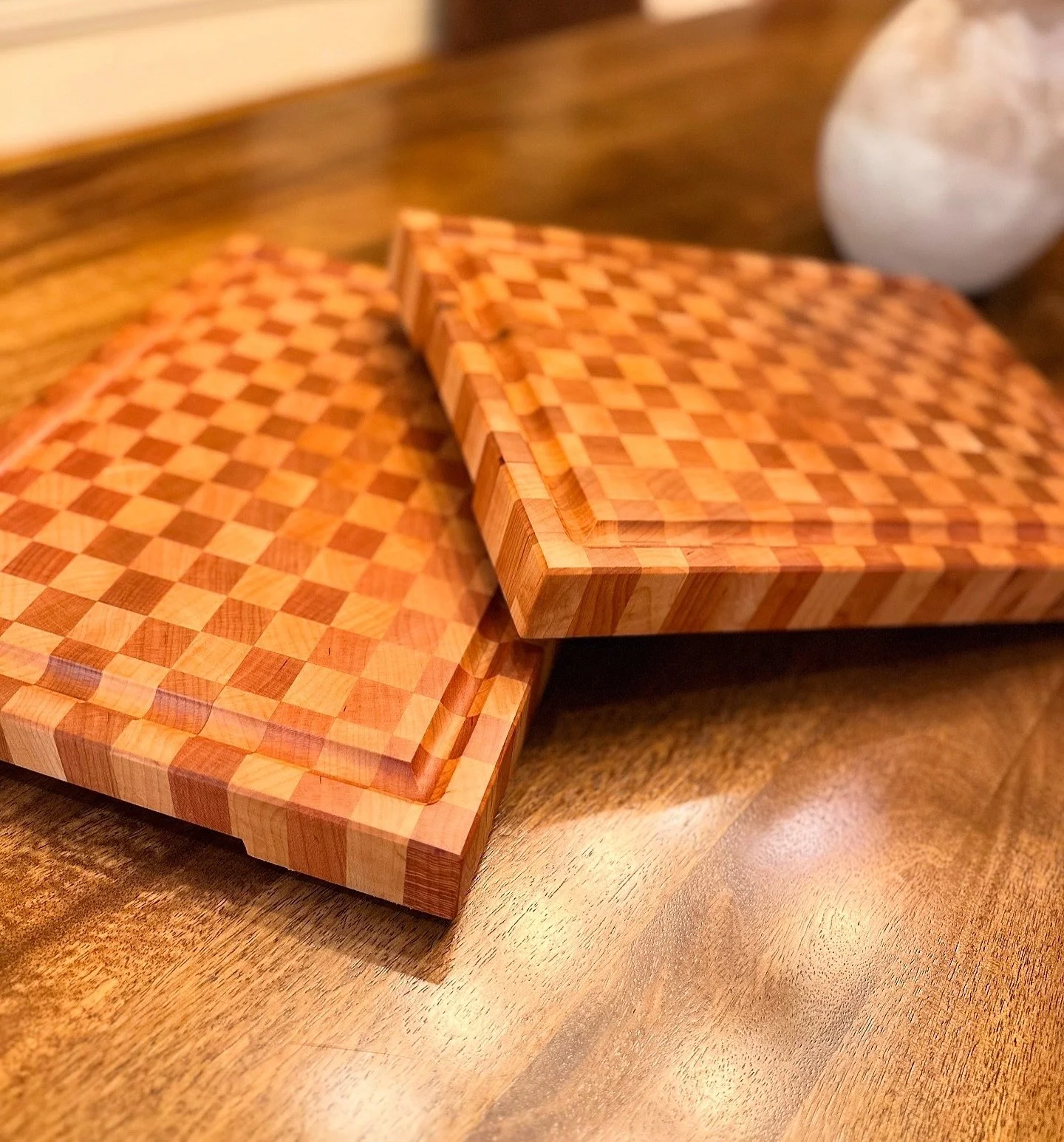 Soo Sweet&hellip; 
These cherry vanilla checker pattern 
Available 
Cherry&amp;Walnut
14x10
.
.
.
#secretsocietywoodcraft
#woodworker #woodworking #cuttingboard #woodwork #woodworkerlife #wood #endgrain #handmade #walrusoil #titebond #titebond3 #wood
