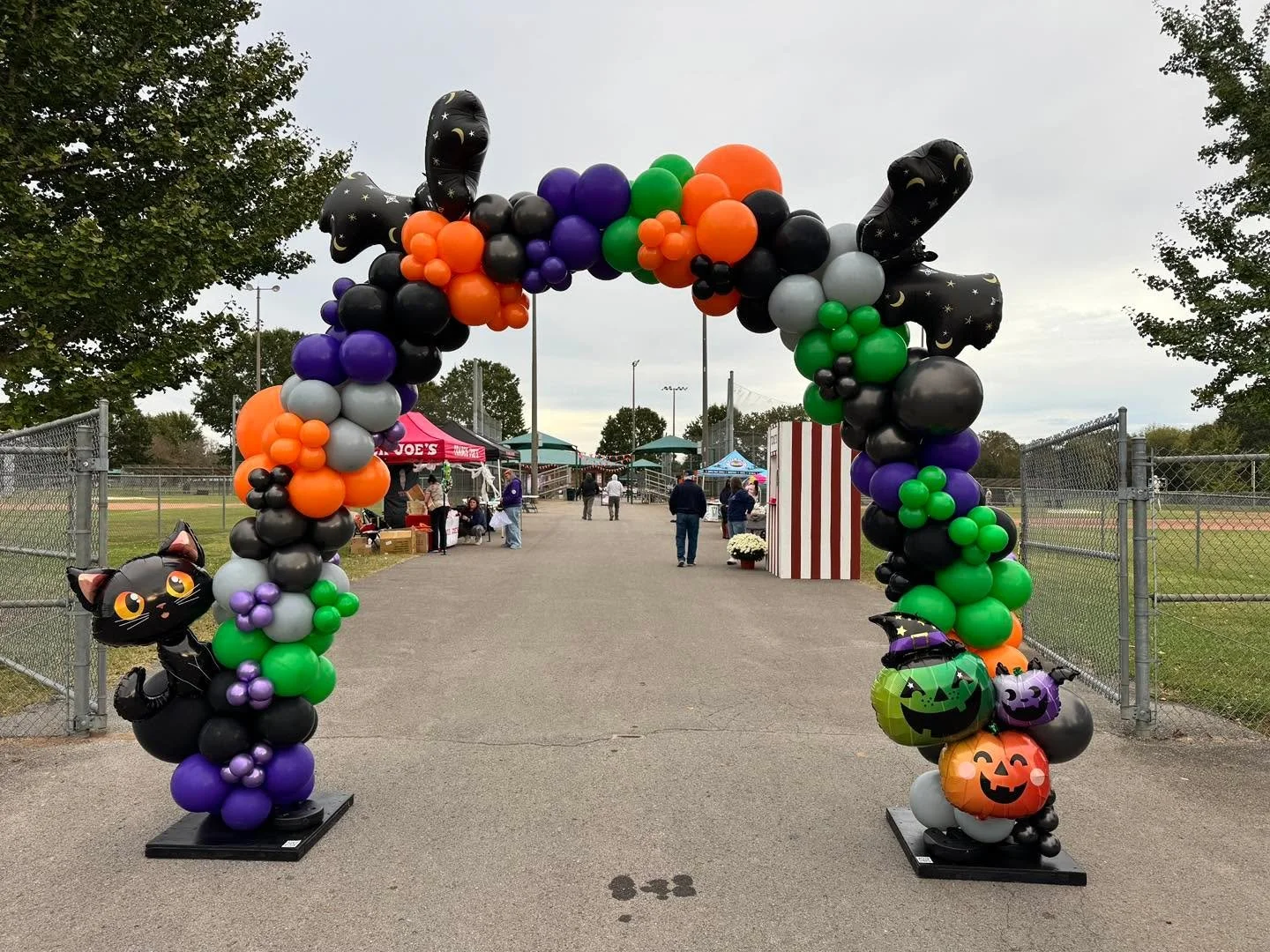 Big weekend for Poppy Rose Creations. First event was Barfield Bash for Murfreesboro Parks and Recreation. I live Halloween and making this arch was so fun!!

#poppyrosecreations #balloonarches🎈 #balloonarches #ballooncolumns #balloonstylist #middle