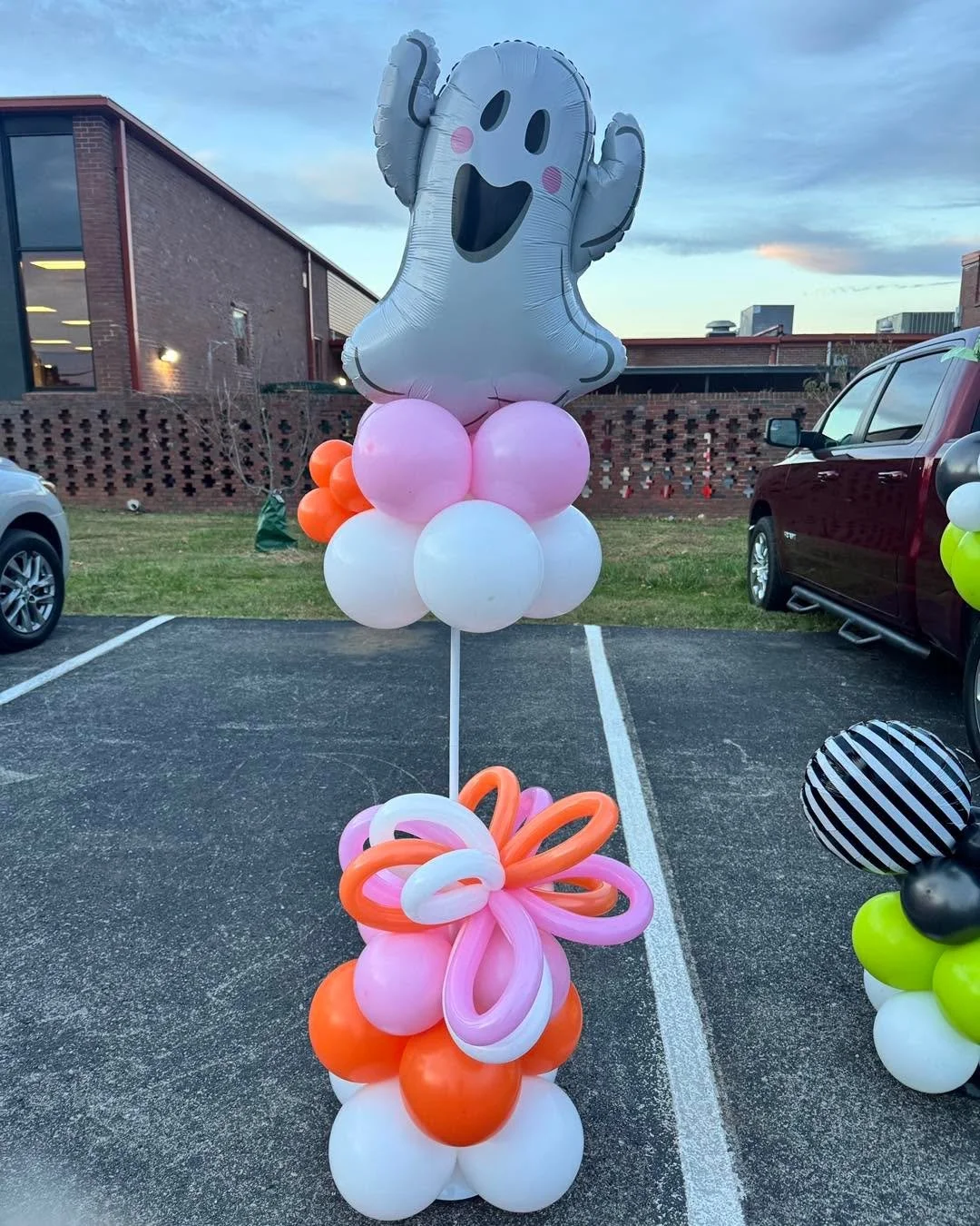 Halloween balloon columns for Trunk or Treat!! Pastel Halloween is in this season so the ghost with pink was a perfect combination. 
#poppyrosecreations #ballooncolumns #balloonstylist #middletn #balloons #smallbusiness #murfreesborosmallbusiness #mu