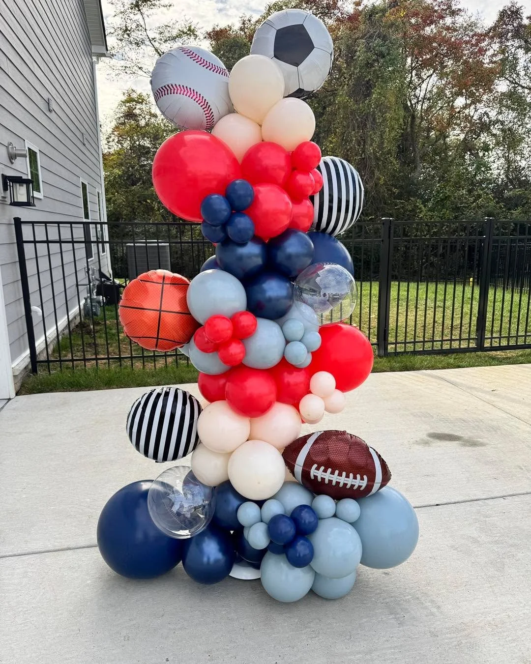 Saturday morning sports themed freestanding balloon garland for a birthday party!

#poppyrosecreations #balloonstylist #middletn #balloons #smallbusiness #balloondecor #murfreesborosmallbusiness #murfreesboro #birthdaycelebration #birthdayparty #spor