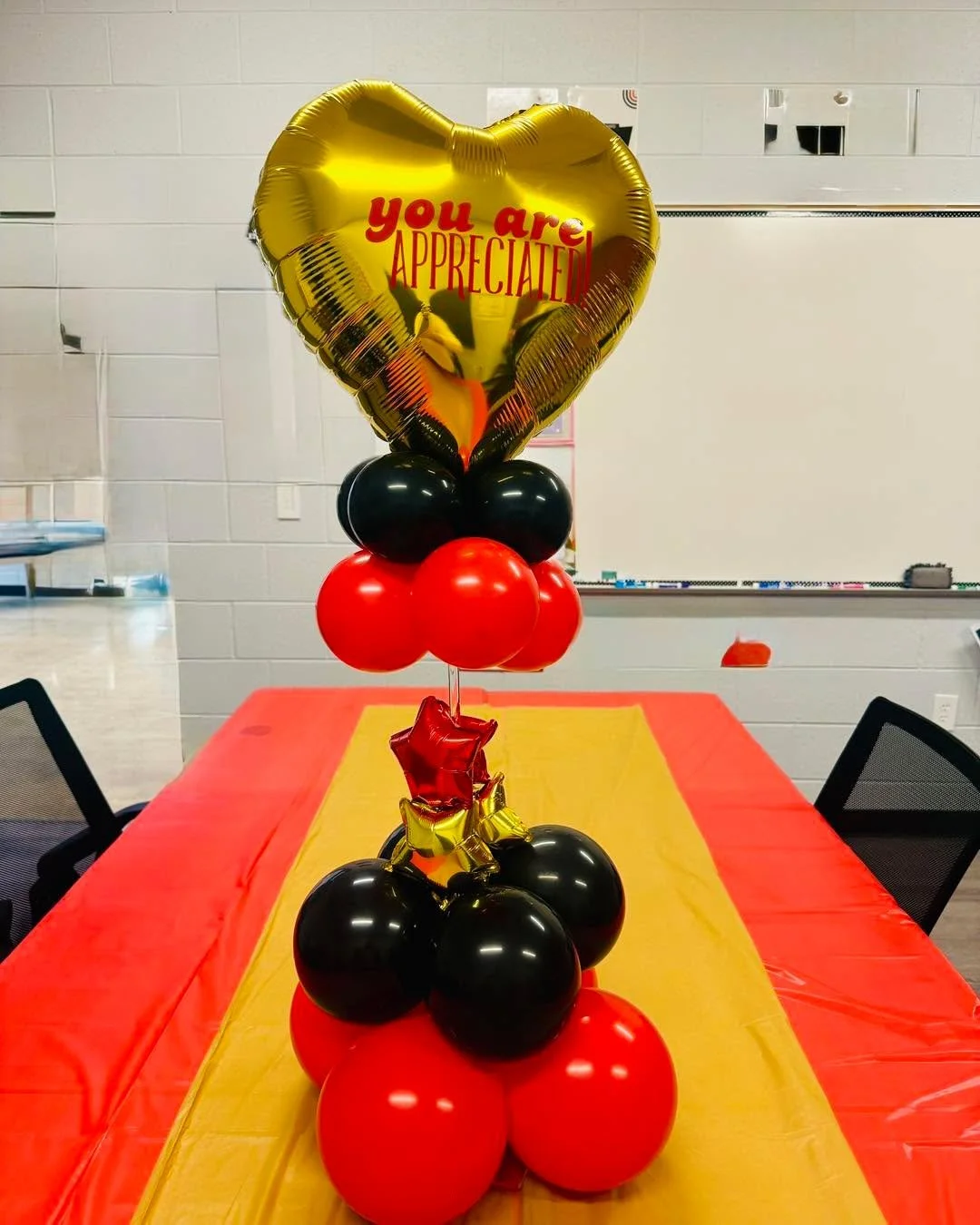 This week we celebrated our EAs who do so much for us and don&rsquo;t get the pay or recognition they deserve. This centerpiece was eventually surrounded by lunch from Demos! 

#ballooncentrepiece #murfreesboro #ballooncenterpieces #balloonstylist #m