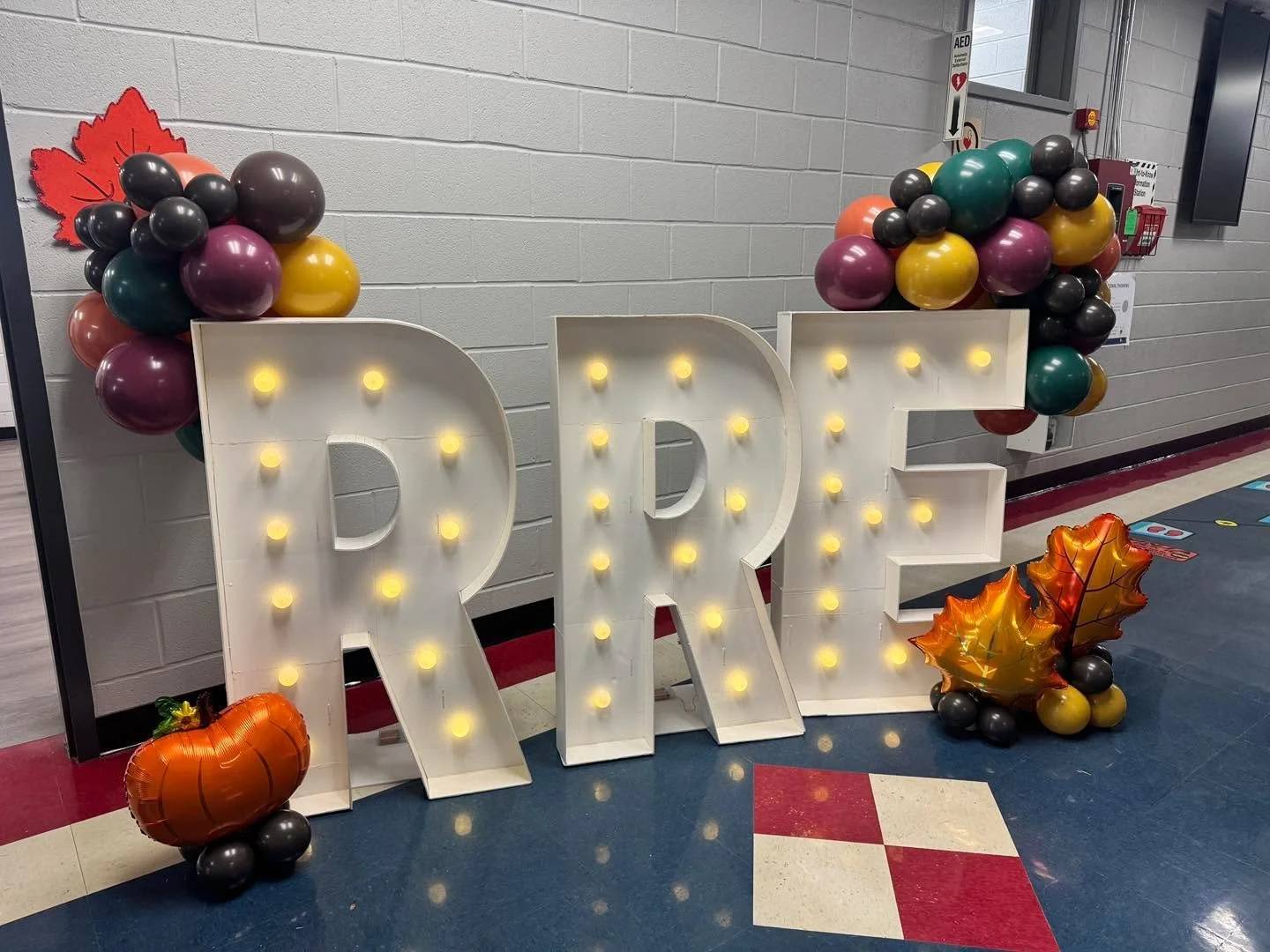 We hosted our families to a Thanksgiving lunch. We had a great turnout and I loved using the fall colored balloons to make photo-ops and centerpieces. 

#poppyrosecreations #murfreesboro #ballooncenterpieces #ballooncentrepiece #ballooncolumns #ballo