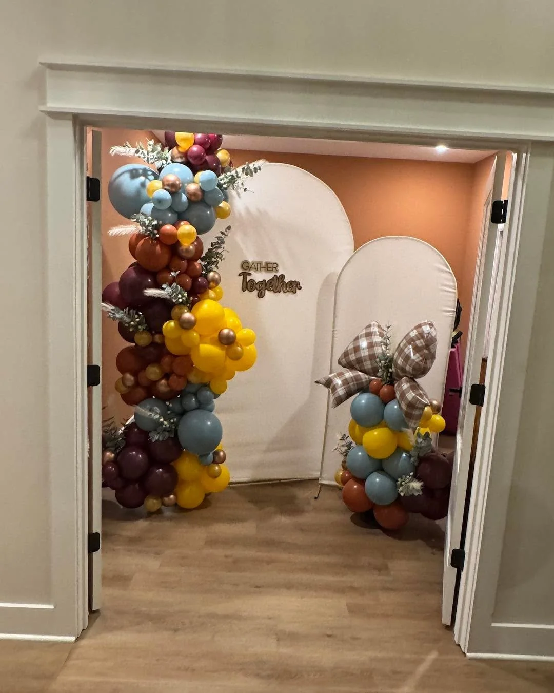 So thankful to create this Thanksgiving backdrop for a beautiful family in their beautiful home. I&rsquo;m very lucky to have people who allow me to try out new things like decorating their staircase. First time I have done one and I am happy how it 