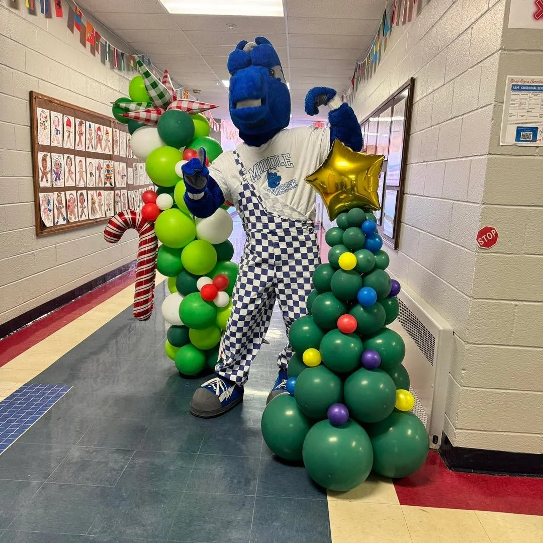 Happy Birthday, Lightning!! 💙⚡️And thanks for stopping (as I chased you down the hallway carrying 2 balloon columns yelling your name) to take a pic with my balloons!
#poppyrosecreations #murfreesboro #ballooncolumns #balloonstylist #middletn #MTSU 