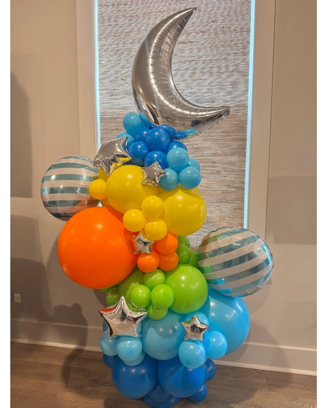 Birthday balloons based on the book, Goodnight Moon. I was delighted when I found the striped balloons that matched the bunny's pjs. 
Decomex standard blue, light blue, pastel lime, standard orange, and standard yellow. 
 #ballooncenterpieces #balloo