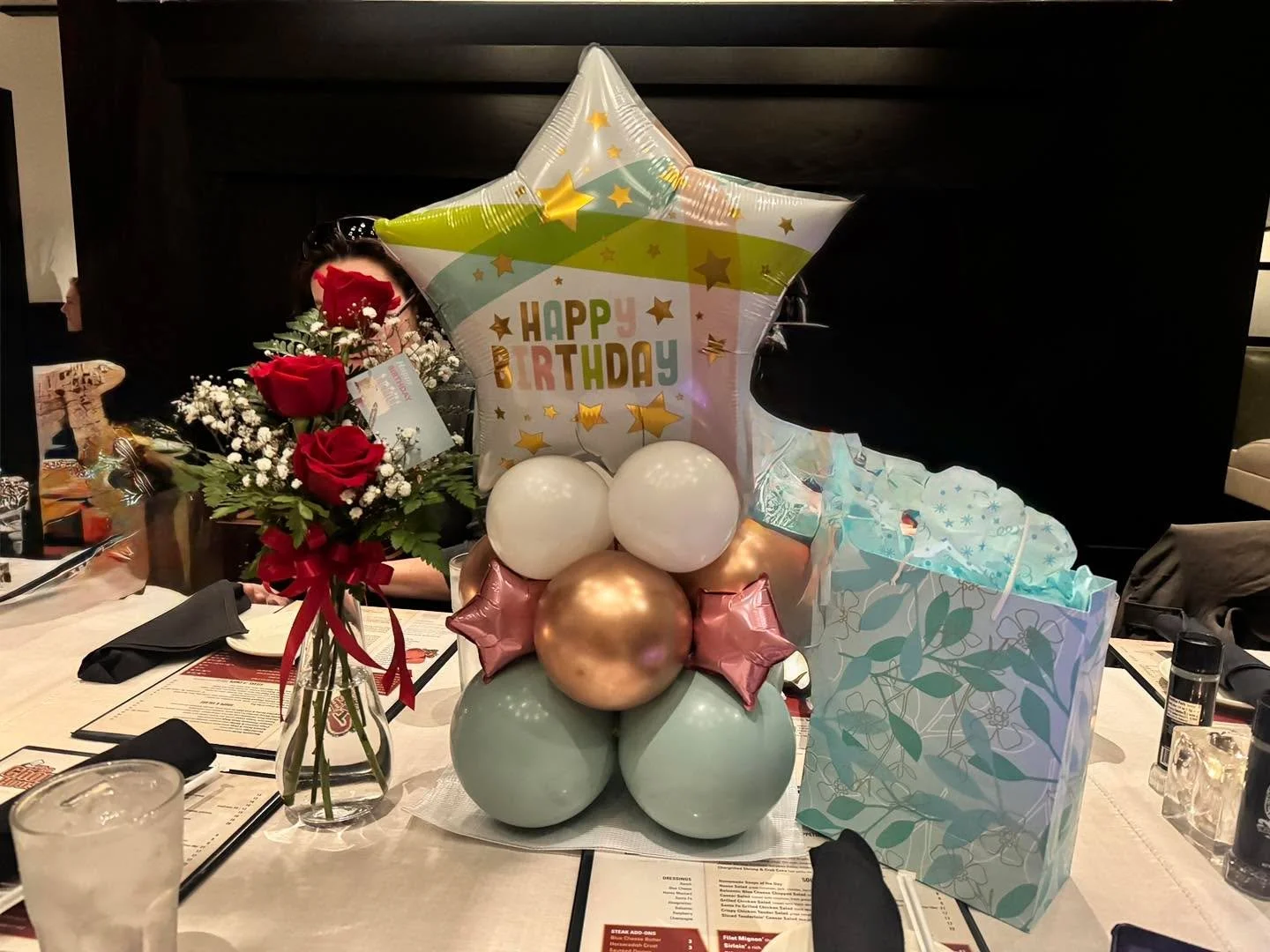 Celebrated my mom&rsquo;s birthday at Chop House with a balloon bouquet for the table! 
#murfreesboro #ballooncentrepiece #ballooncenterpieces #balloonstylist #middletn #murfreesborotnballoons #balloons #smallbusiness #poppyrosecreations #chophouse #