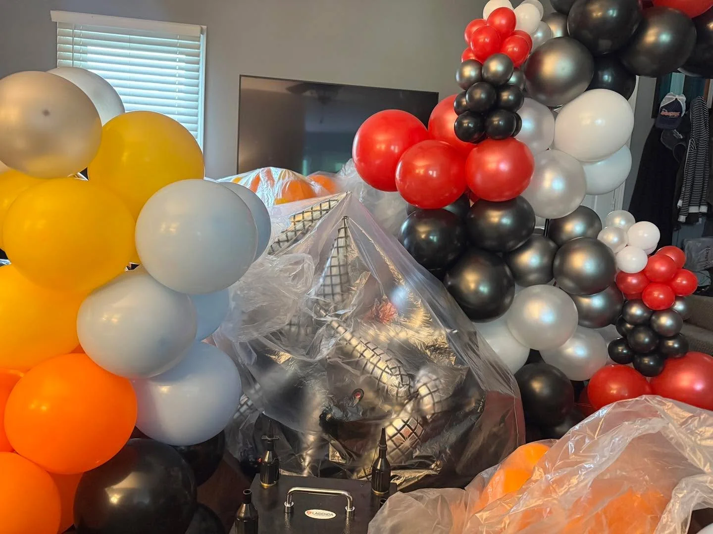 You know it&rsquo;s going to be a busy day when your house looks like this. There is a living room around there somewhere. 
#murfreesboro #murfreesboro #balloonstylist #smallbusiness #poppyrosecreations #smallbusinesssupportingsmallbusiness
