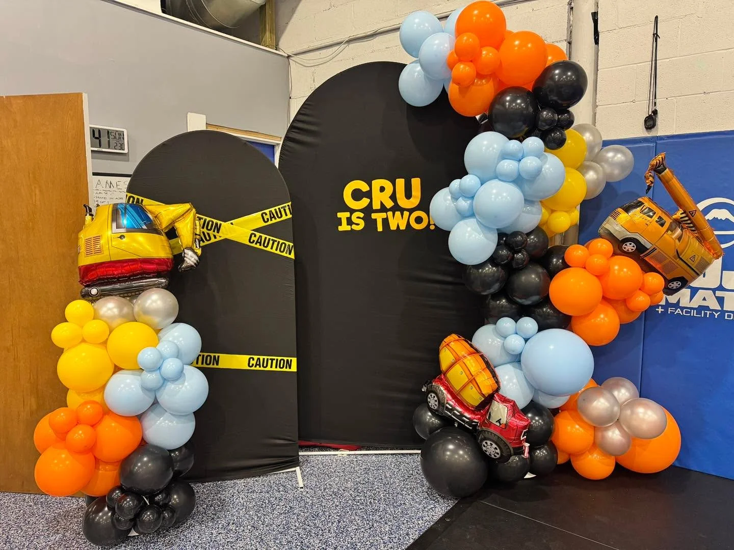 First setup for the weekend. Construction birthday party. Check out the orange starburst on the number stack that looks like traffic cones. Getting semi straight lines on a circle shape was no joke!
Happy birthday, Cru!!
.
Decomex orange, deep yellow