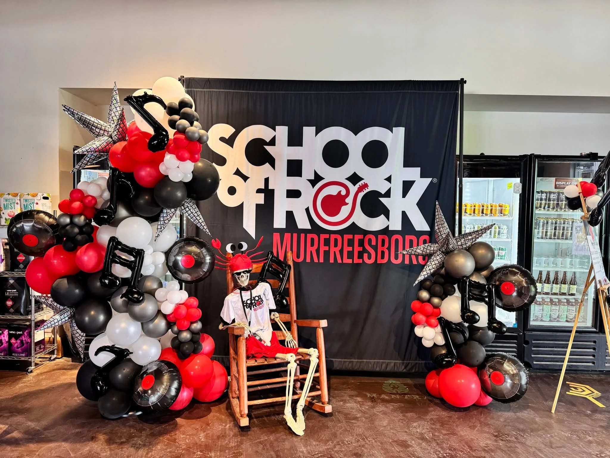 1st anniversary for School of Rock! This was so fun creating the organic shape with the disco starbursts and music notes. Their mascot, Greg, accented the backdrop perfectly. 
.
Sempertex red, metallic red, white, pearl white, black, metallic black, 