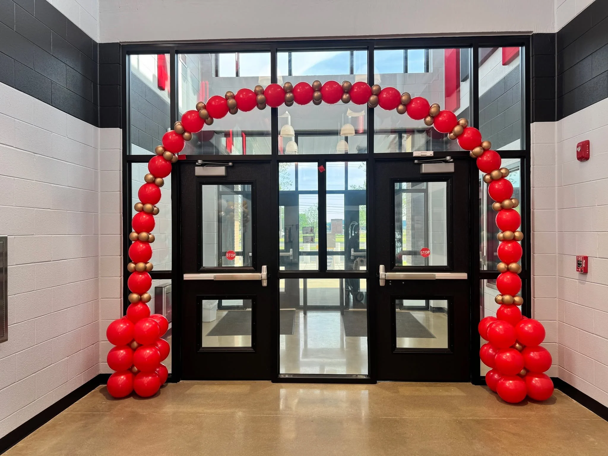 As school ends, I am reflecting back on some of the balloons I created at school. These were for state testing with the theme "Go for the Gold." The arches are made with linking balloons. No helium required.
.
Decomex standard Red
Decomex M