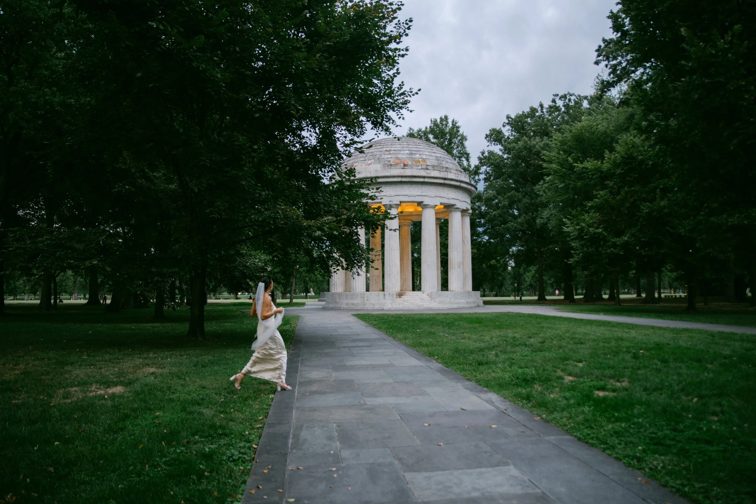 bride running towards jefferson war memorial.jpg