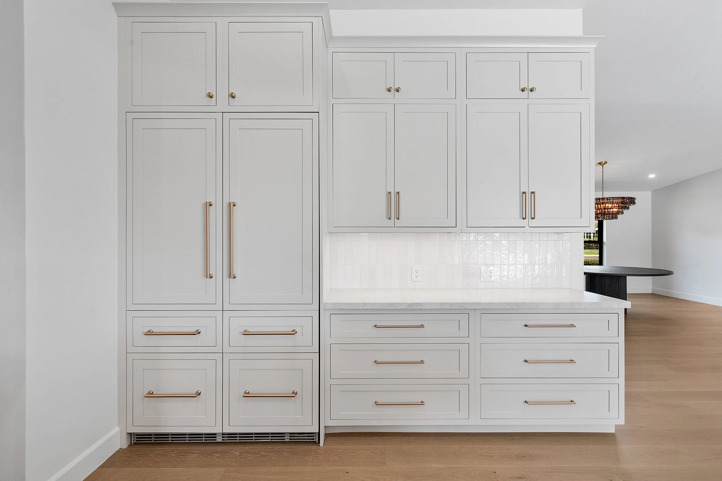 Custom inset painted cabinetry and white oak cabinetry by Shiloh Cabinetry, available through Cactus Millwork Company in Phoenix, AZ. Beautifully crafted for a timeless, furniture-style look with clean lines and refined detailing.