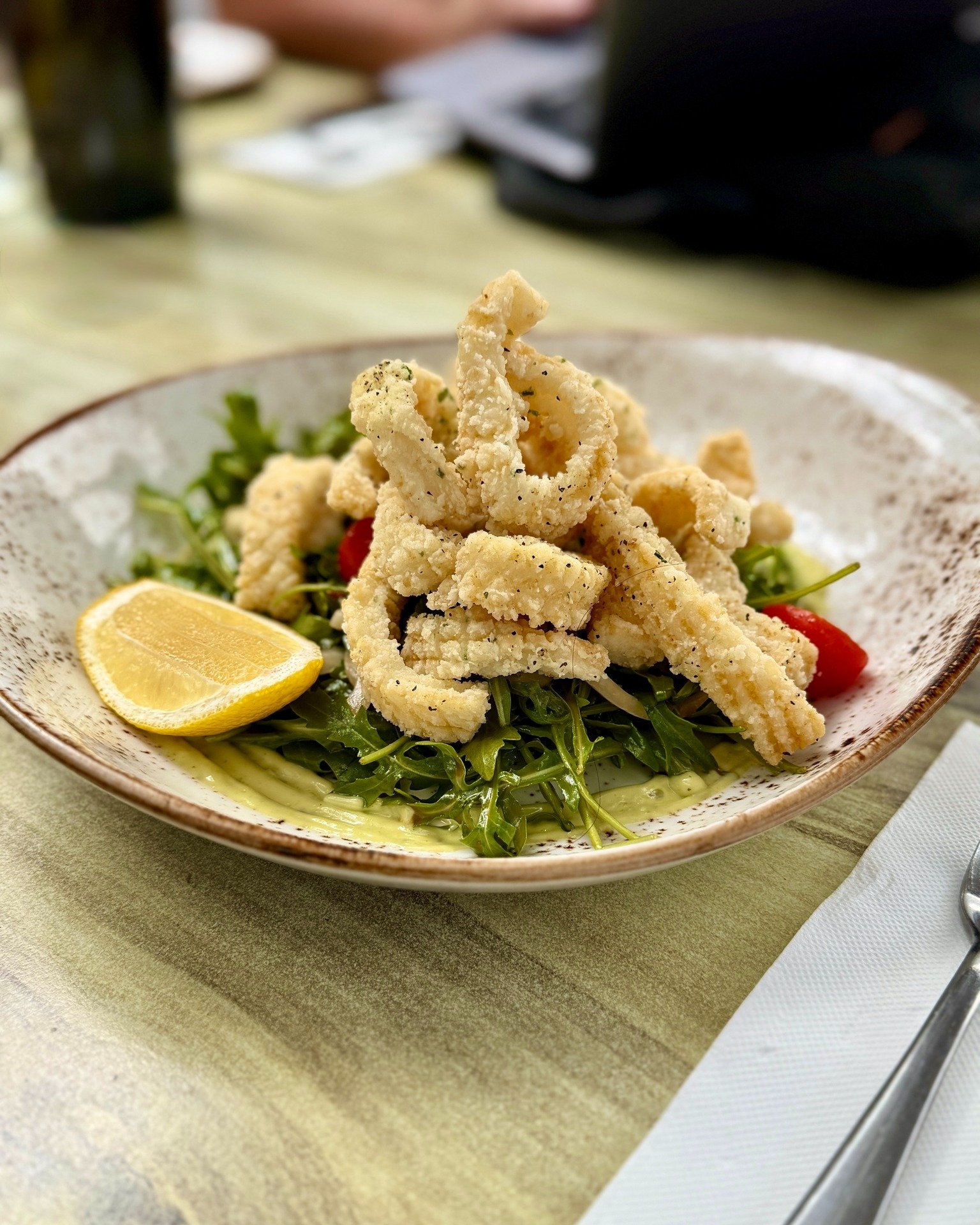 Hot days call for easy, light dishes, and our Lemon &amp; Pepper Crispy Calamari is the perfect fit.

We serve tender, golden calamari with pickled fennel, peppery rocket, radicchio, juicy tomatoes, citrus segments, a drizzle of honey-balsamic dressi
