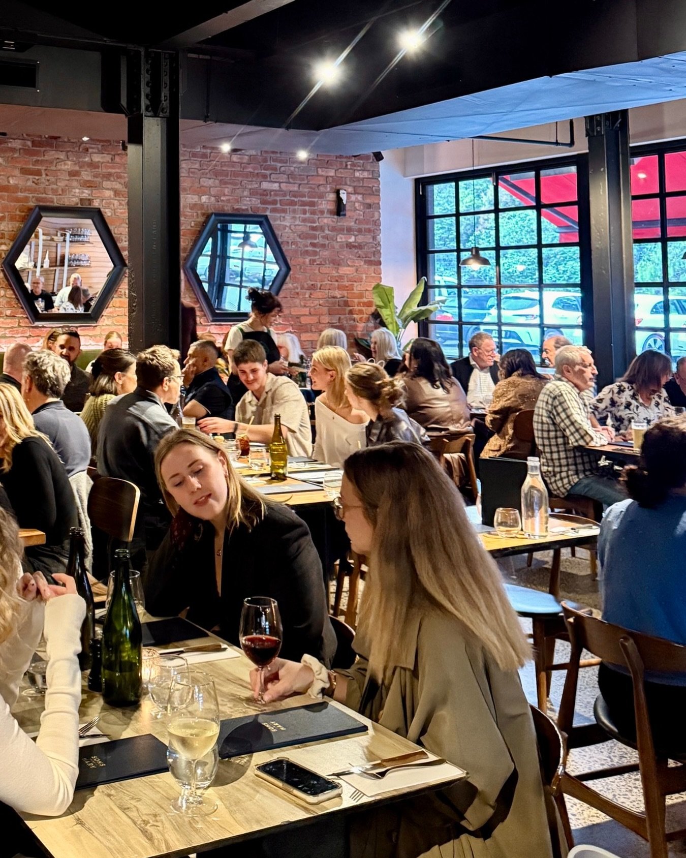 Happy Wednesday! It&rsquo;s time to unwind.

Our dining room is buzzing - come settle in for great food, flowing drinks and those hump-day vibes!