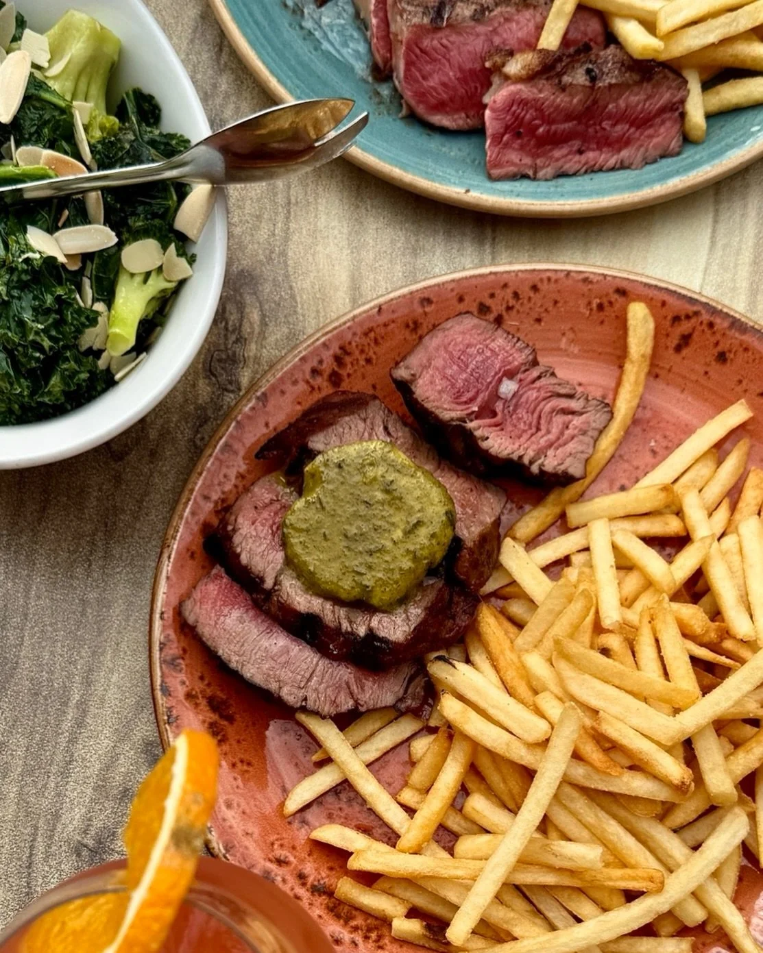 Monday&rsquo;s Steak Frites night is loved by our locals!

For $28 you&rsquo;ll enjoy our 250g carved porterhouse, a pile of golden fries and your pick of red wine jus or caf&eacute; de Paris butter. Add a side or two, or upgrade your plate to our ey