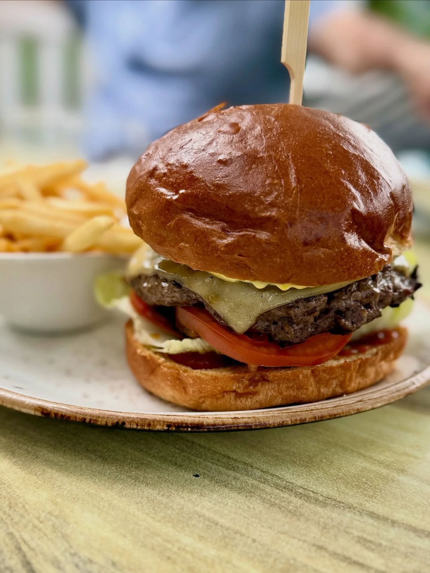 You know those days when only a burger will do? Our SOM Beef Burger has you covered.

We take a premium beef patty, cook it perfectly and add Swiss cheese, lettuce, tomato, pickles, bacon, relish and aioli inside a milk bun.

We serve it with a side 