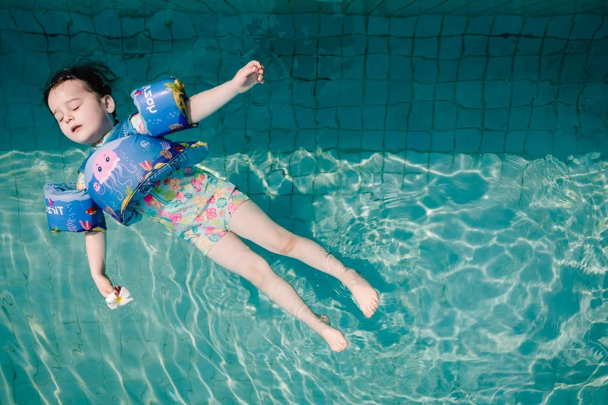 Living the Thai life.
#documentaryphotography #blackvinephotography #lifeontheroad #travelingwithkids #familyportrait