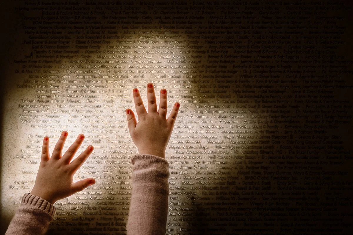 Little hands... always exploring.
#art #ROM #toronto #familyphotography