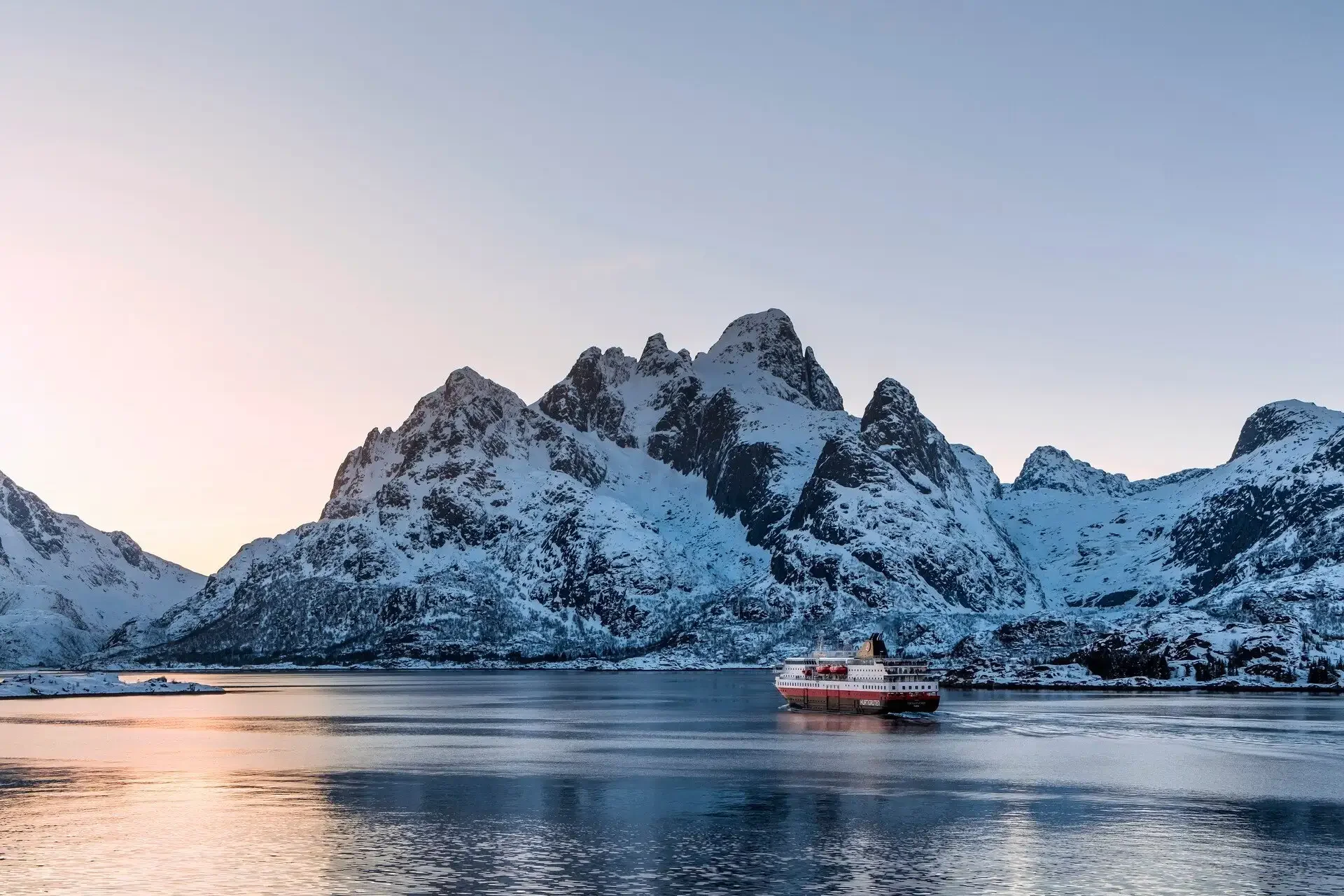 ms_trollfjord_raftsundet_hgr_163176_photo_stian_klo.webp