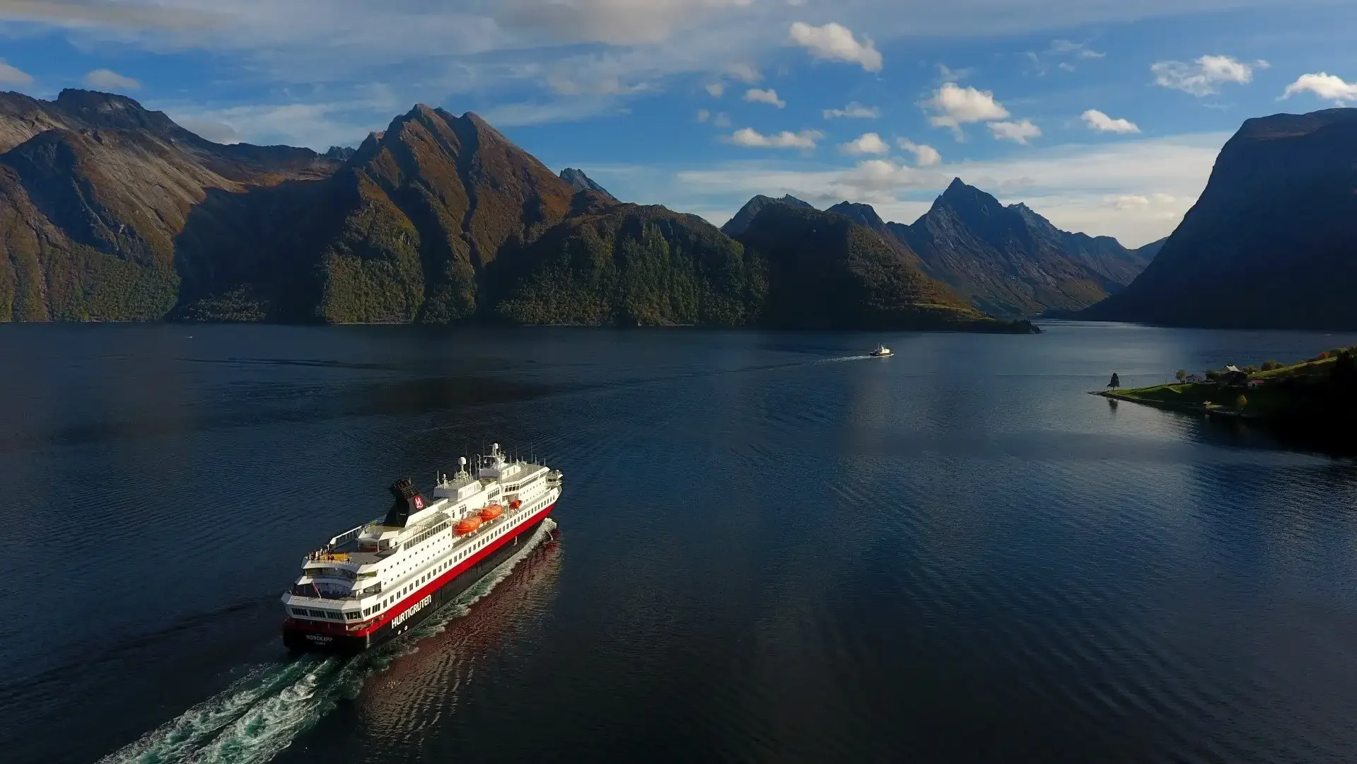 hjorundfjord-norway-hgr-148100-photo_tor_arne_aasen_samferdselsfoto.webp