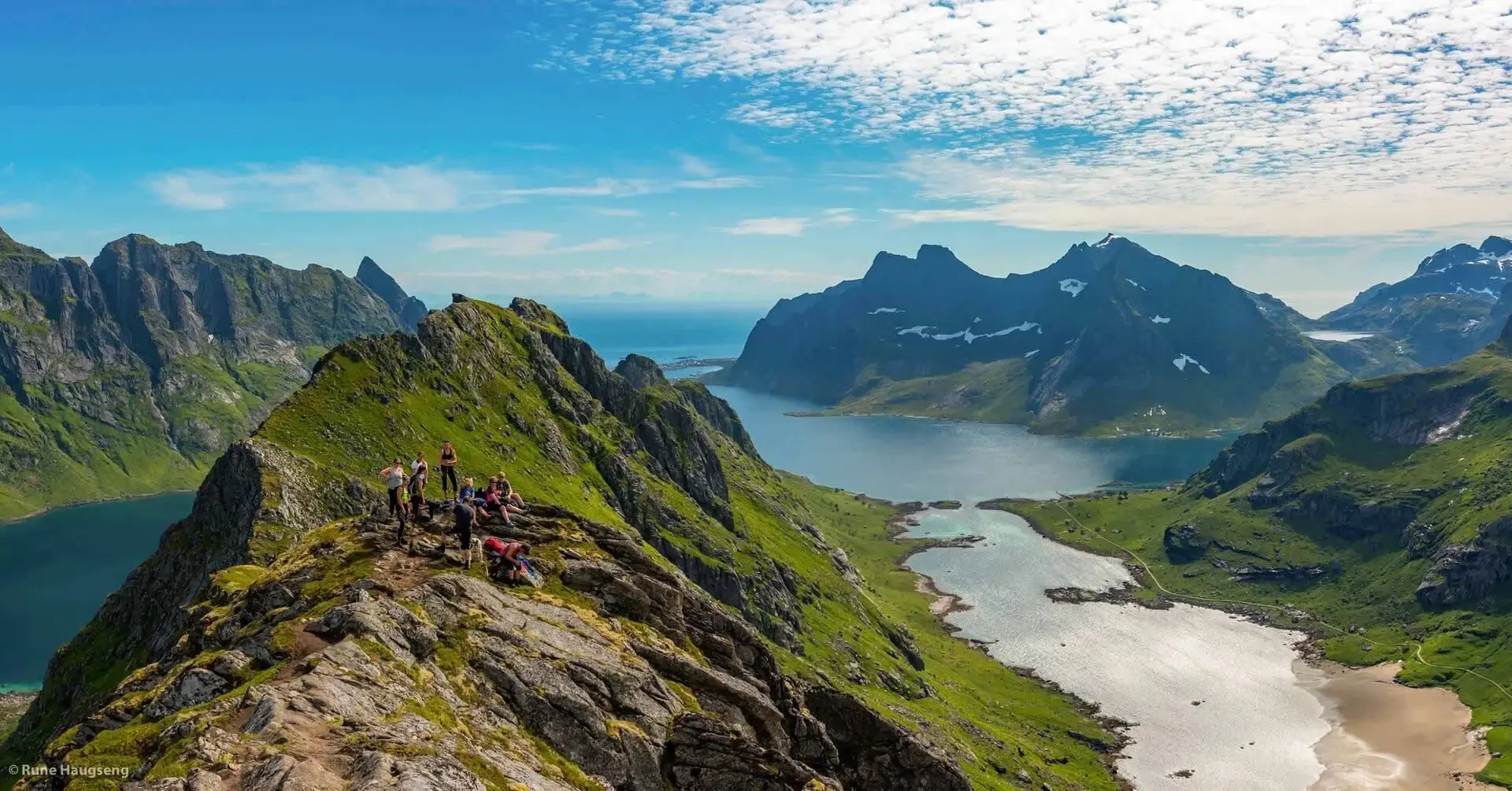 mountain-hiking-lofoten-norway-hgr-107858_1920-photo_photo_competition.webp