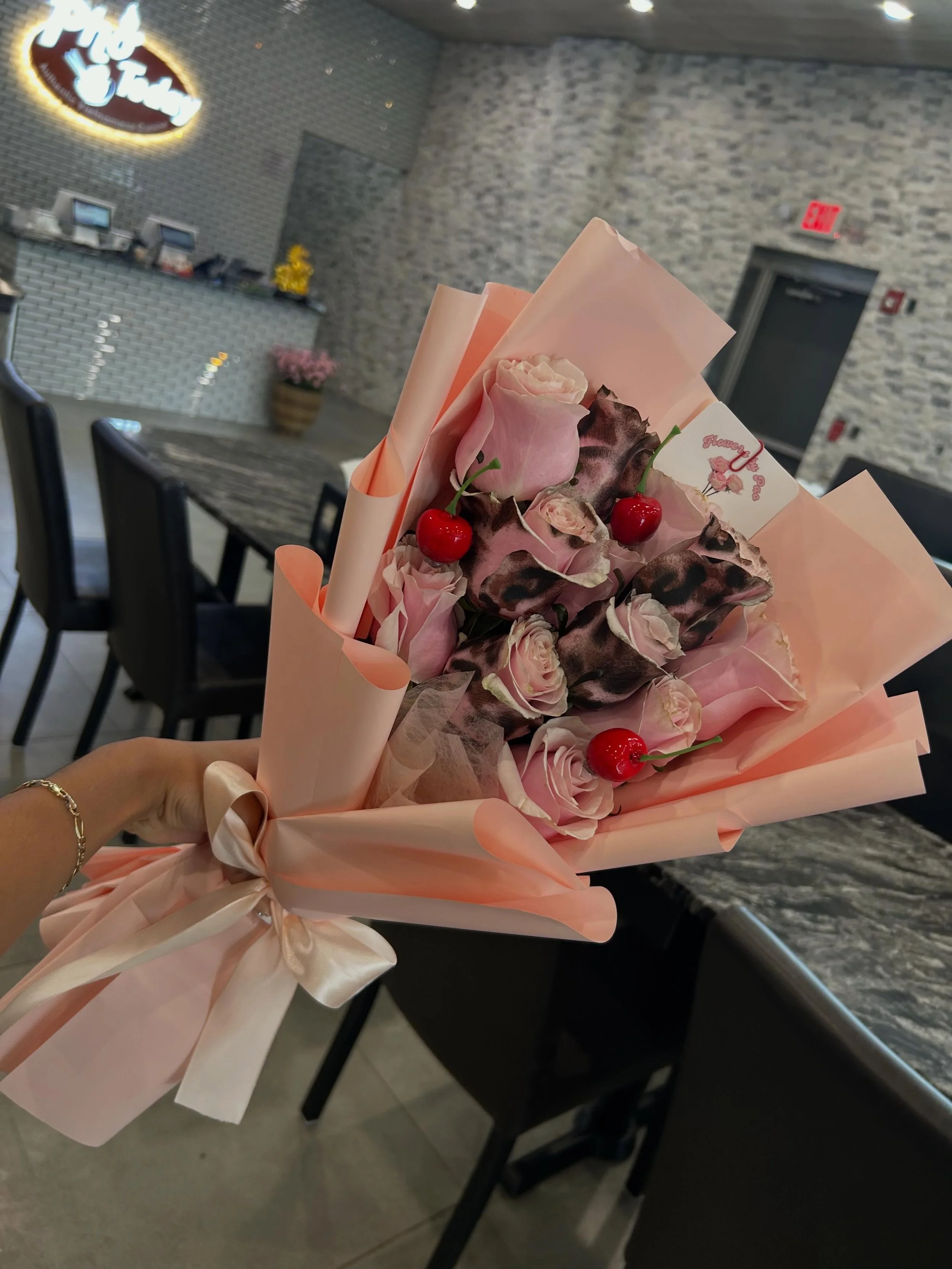 The prettiest y2k cheetah print roses 🐆🍒

#rosebouquet #y2k #pinkroses #pinkbouquet #njflorist