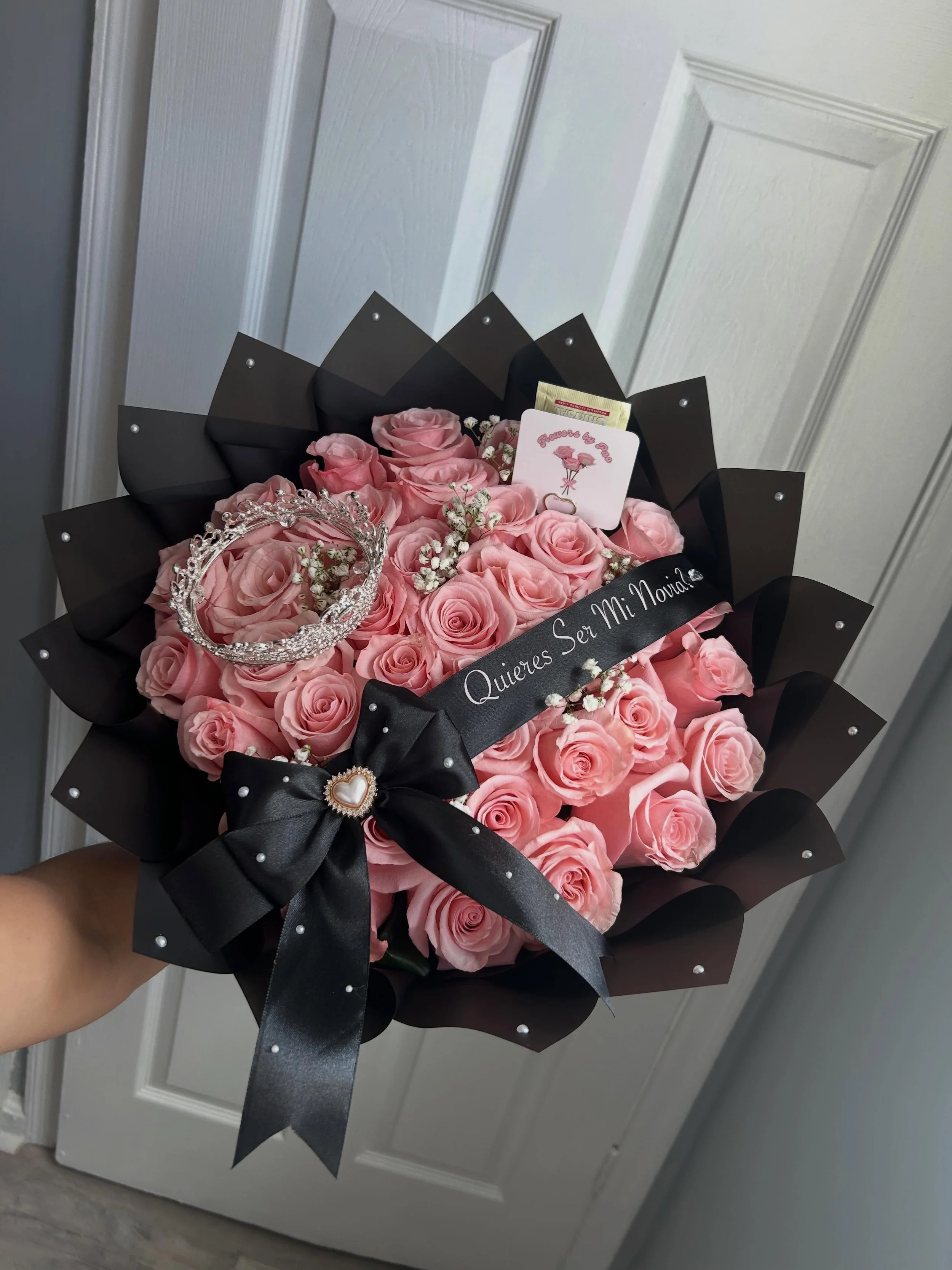 Make things official ✨ ask her to be your girlfriend!!

Available to order on www.flowersbypao.com

#ramobuchon #njflorist #rosebouquet #ramoderosas #quieresserminovia