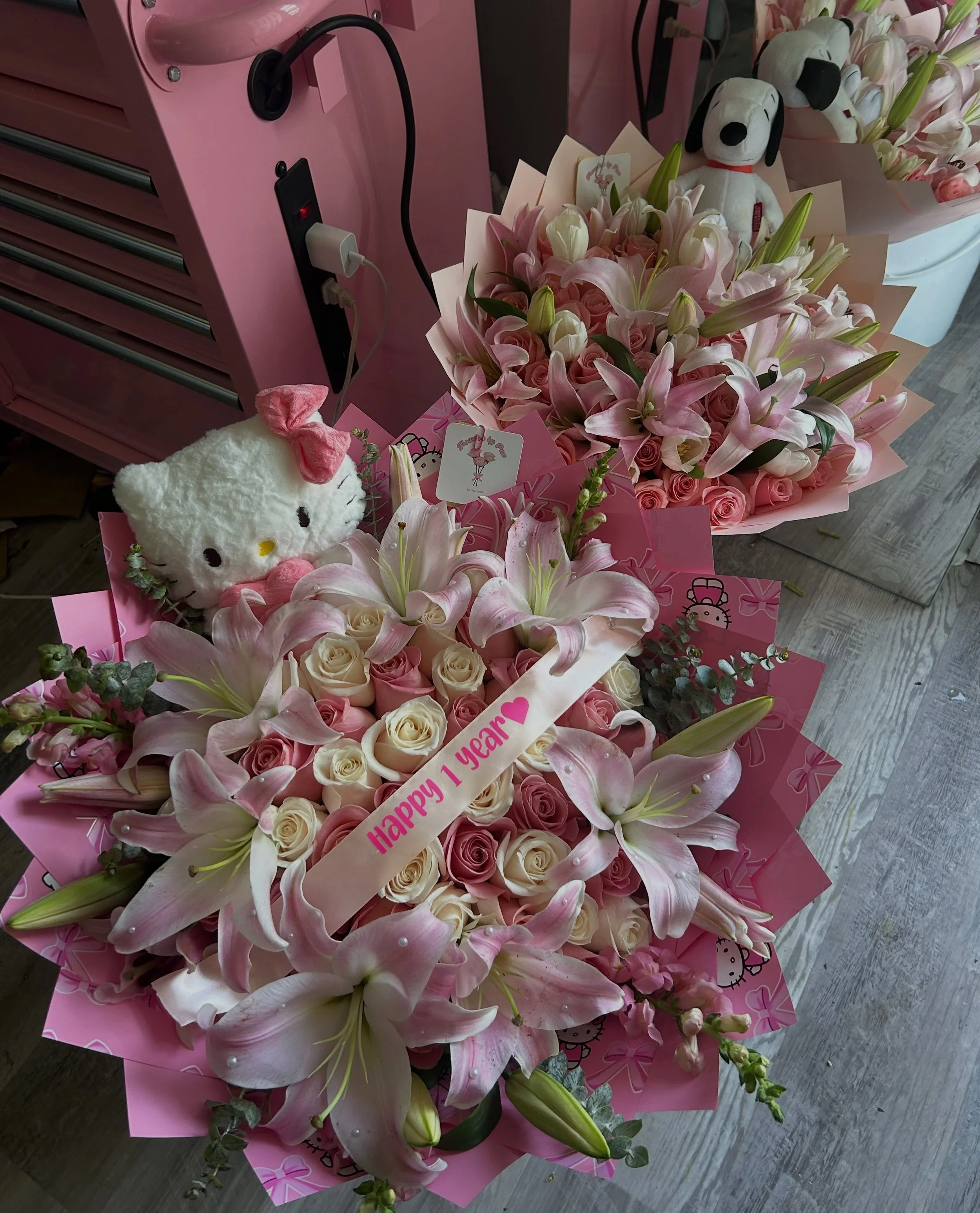 Character anniversary bouquets 🥹🤍 
Featuring &ldquo;Snoopy &amp; Petals&rdquo; on the right <3

#anniversarygift #flowerbouquet #rosebouquet #lilybouquet #njflorist