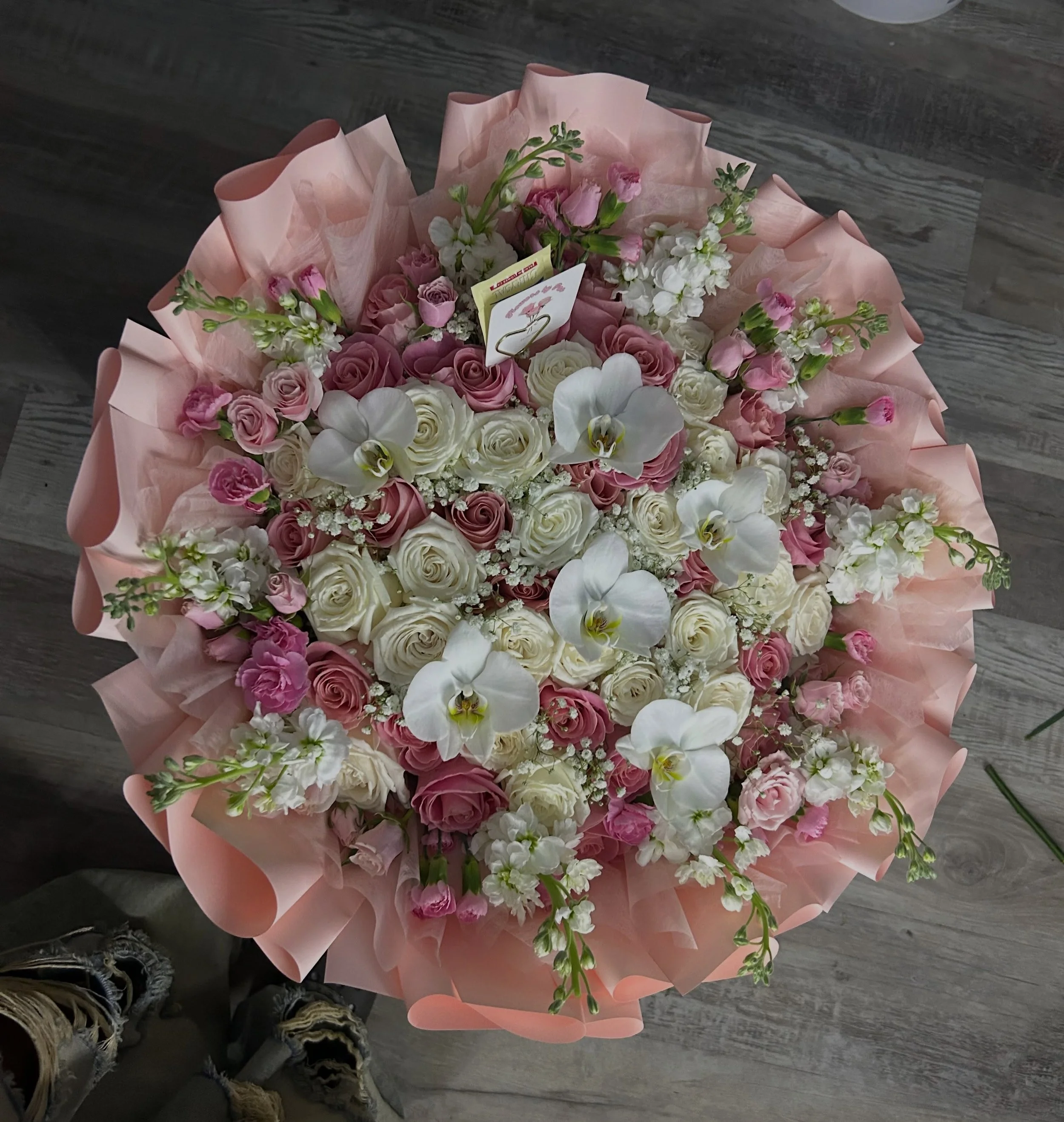 Que viven los hombres rom&aacute;nticos 🩰🤍✨
que belleza de ramo 🥹<3

#ramobuchon #flowerbouquet #orchid #njflorist #pinkbouquet
