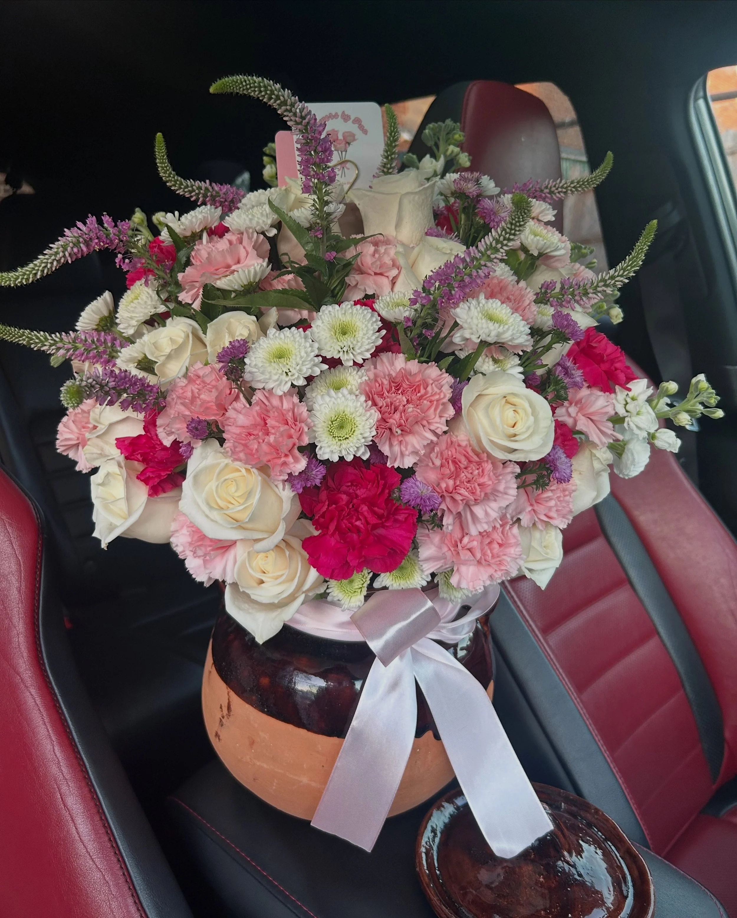 Olla arrangements available all year round 💖💐

#ollaarrangement #arreglofloral #flores #njflorist #pinkflowers