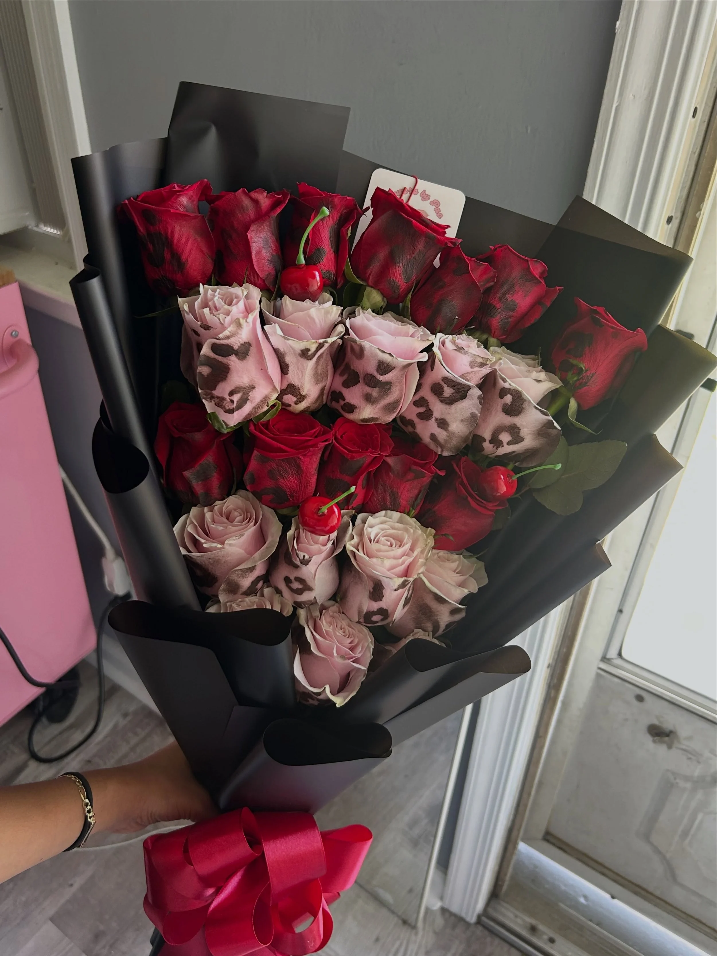 Cheetah-print roses are in 🐆🥂

#cheetahprint #leopardprint #rosebouquet #y2k #njflorist