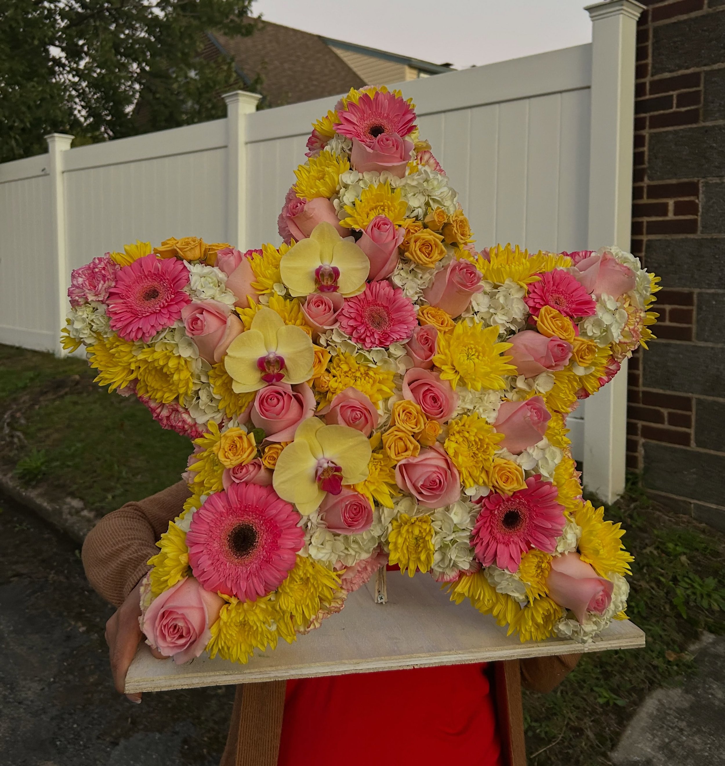 The viral STAR arrangement ⭐️💫 

Available in sizes small and large!! 
This star displayed is size large ⭐️

#estrella #stararrangement #arreglofloral #njflorist #floralarrangement