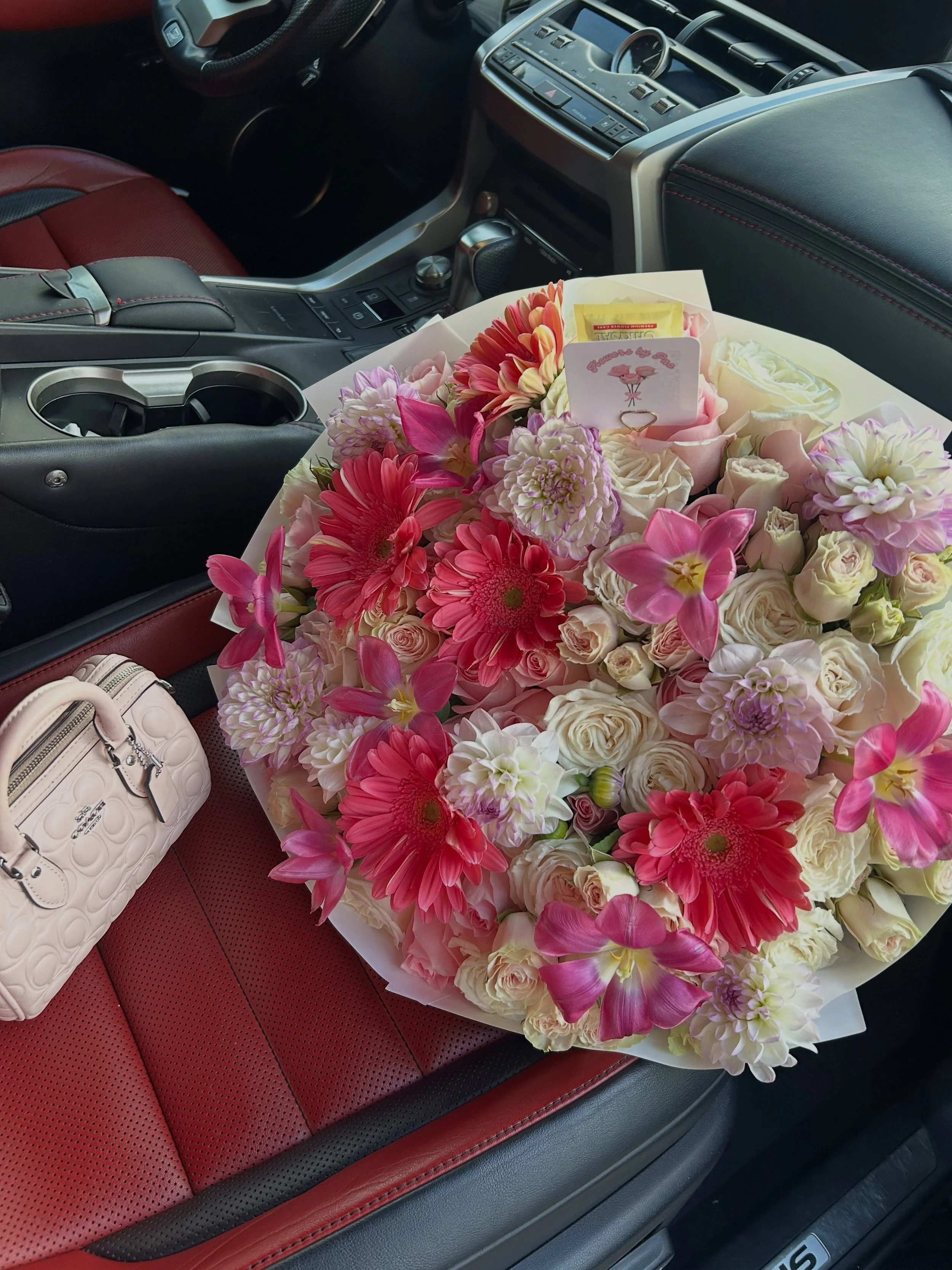 A luxurious mix of pink and white flowers 💖🌸

#flowerbouquet #ramobuchon #njflorist #pinkbouquet #bouquet