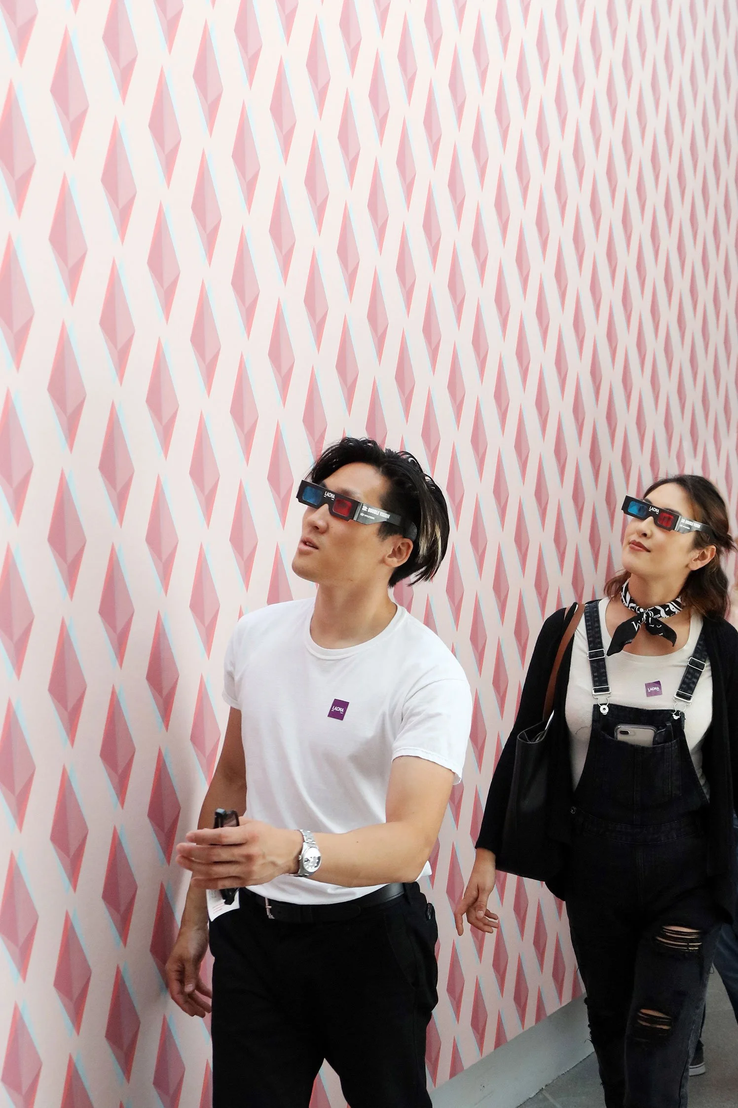 LACMA_3D_Wallpaper_Peggy_Weil_Attendees_3d_glasses.jpg