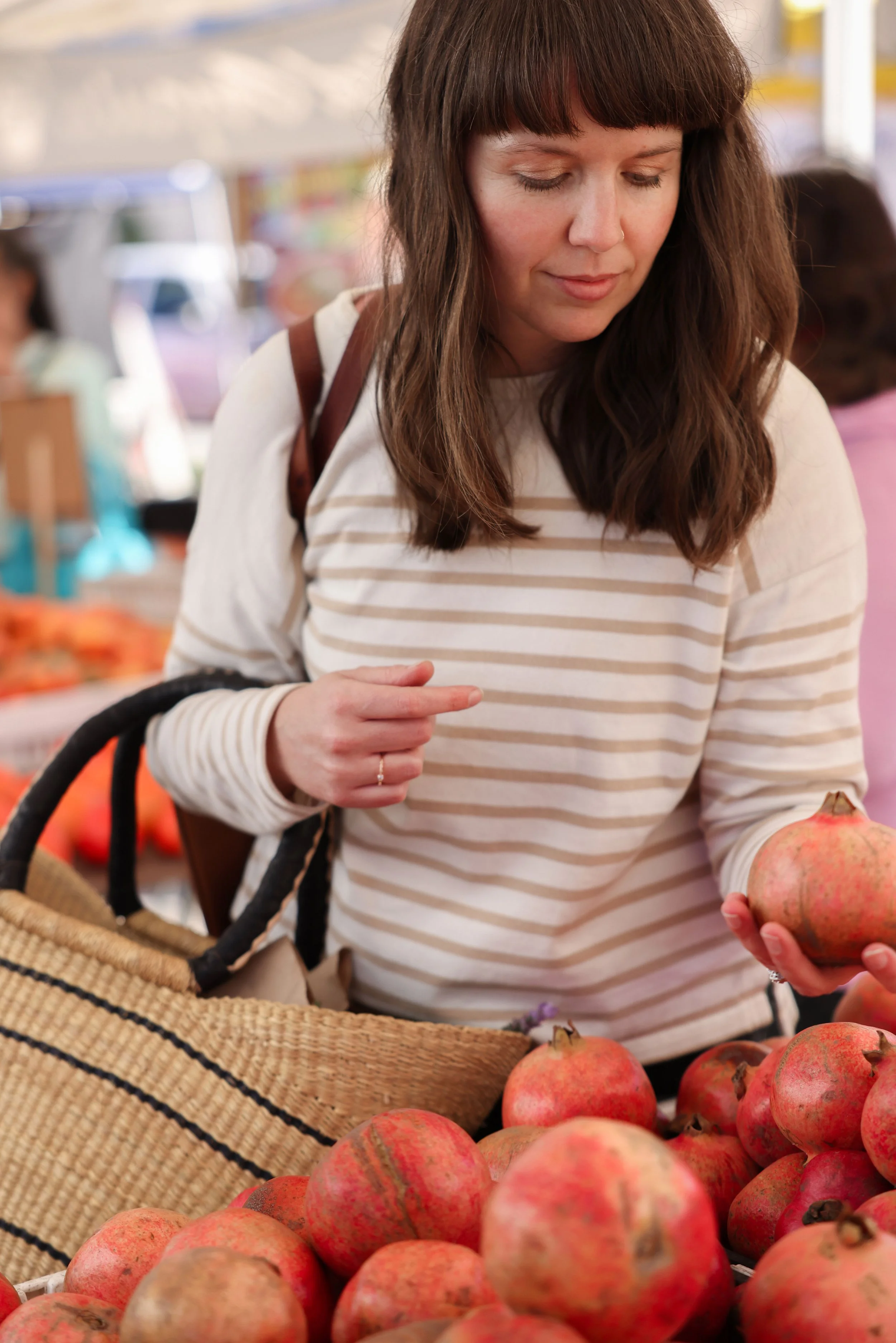 girl_selecting_persimmons.jpg