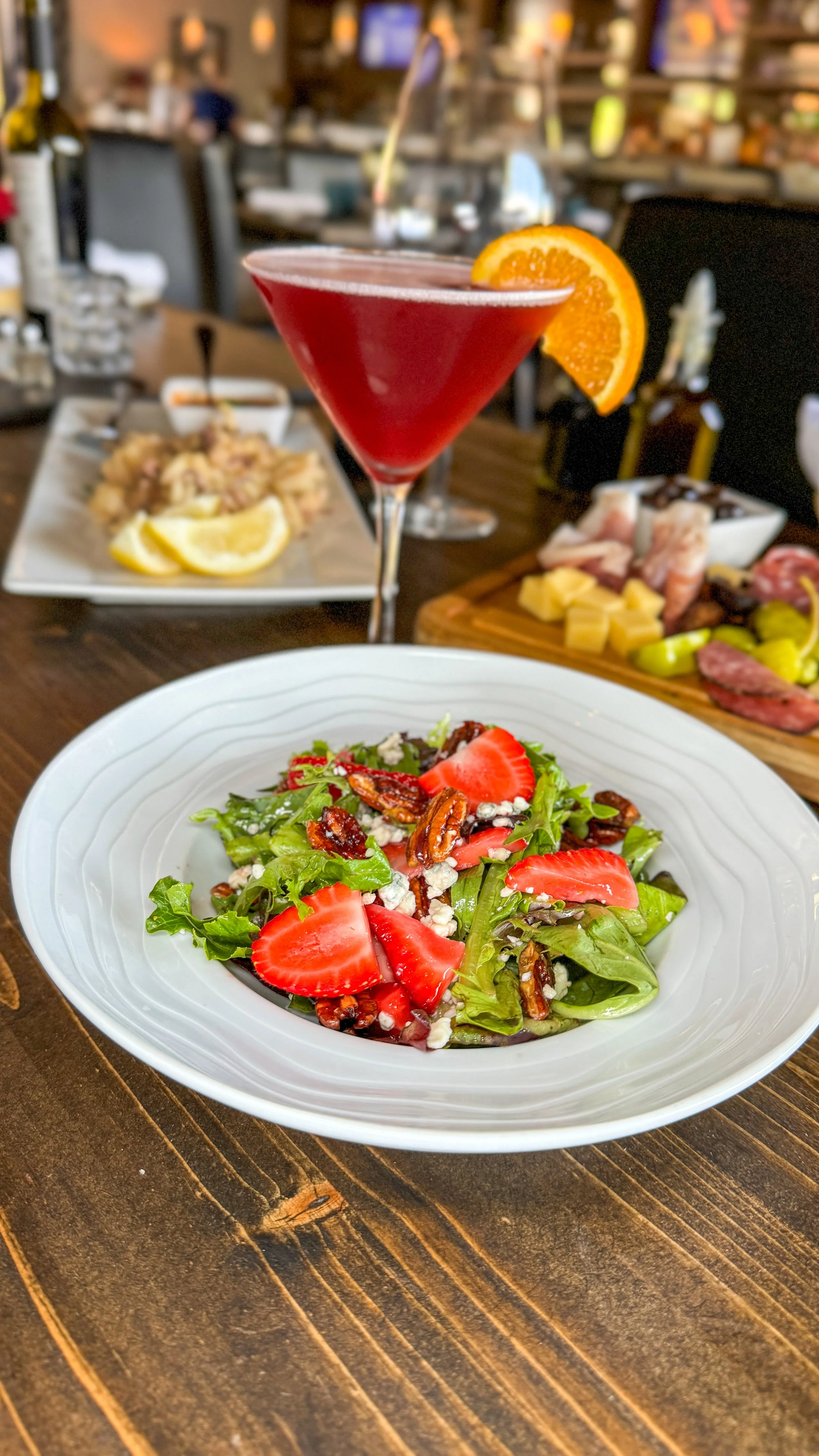 Strawberry summer salad with blue cheese & pecans