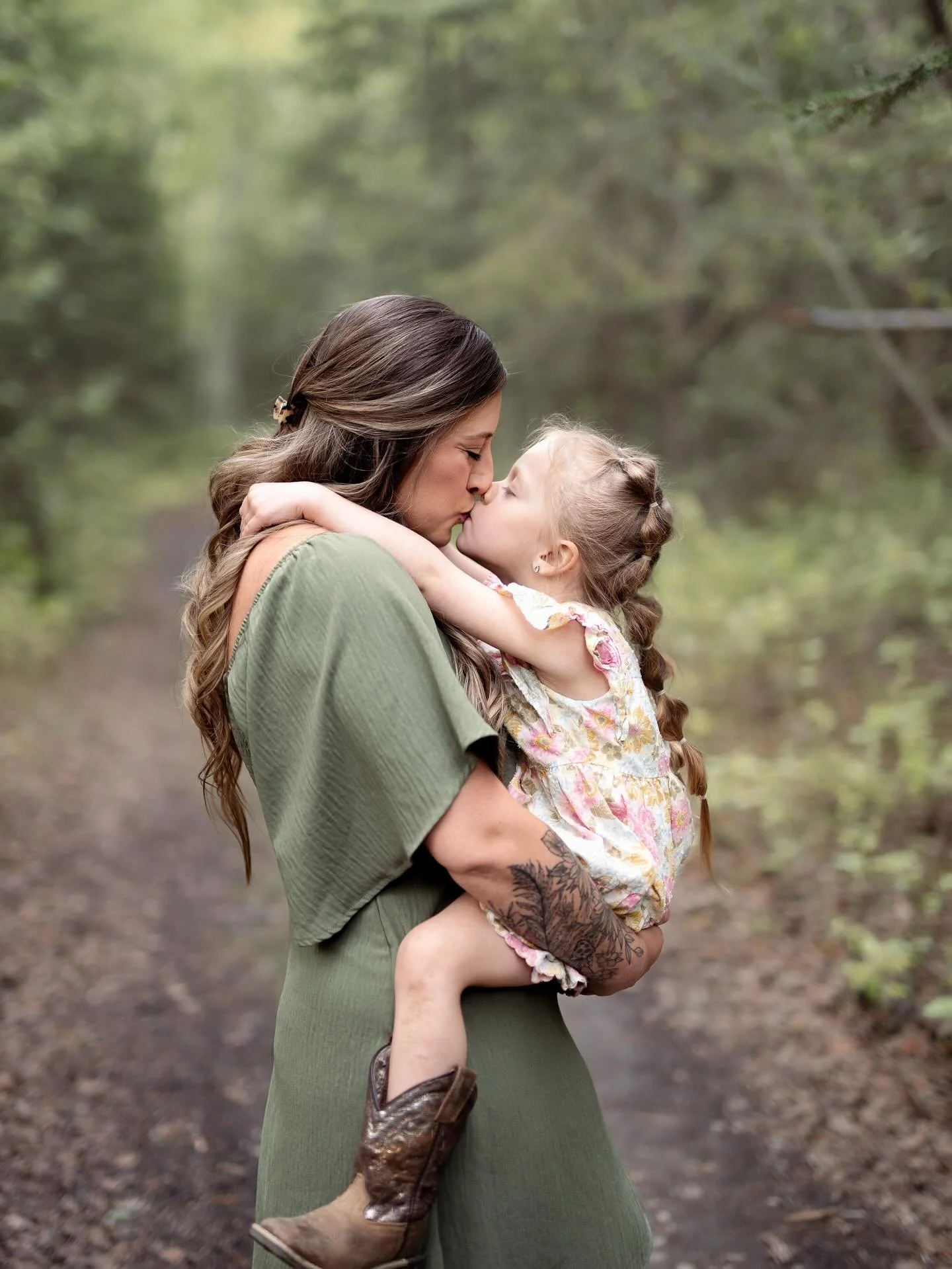 The way this little girl melts into her mama just melts my heart! 💕 

I&rsquo;ve got a fun idea for a mommy daughter date session&hellip; 
Would you be interested in something where&hellip;

 🌸you had a fun activity to do together

🌸Got to enjoy s