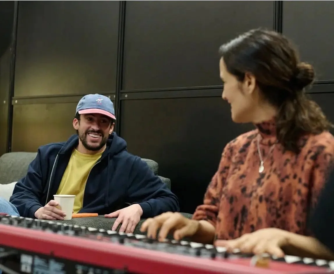 Julieta Venegas sorprende al público al unirse a Bad Bunny en su sexto concierto en la CDMX