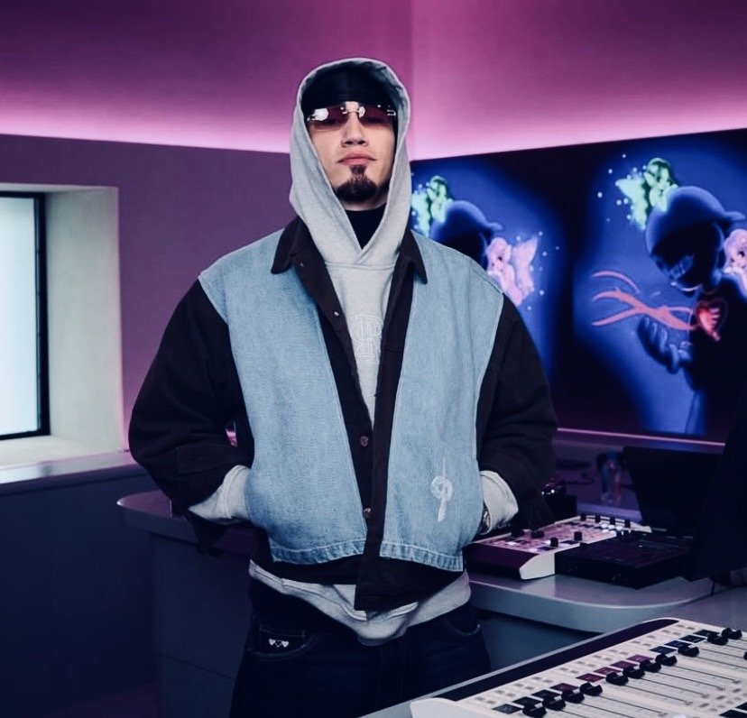 “OMAR COURTZ llega al RESUENA DOS EQUIS tras el estreno de “POR SI MAÑANA NO ESTOY”