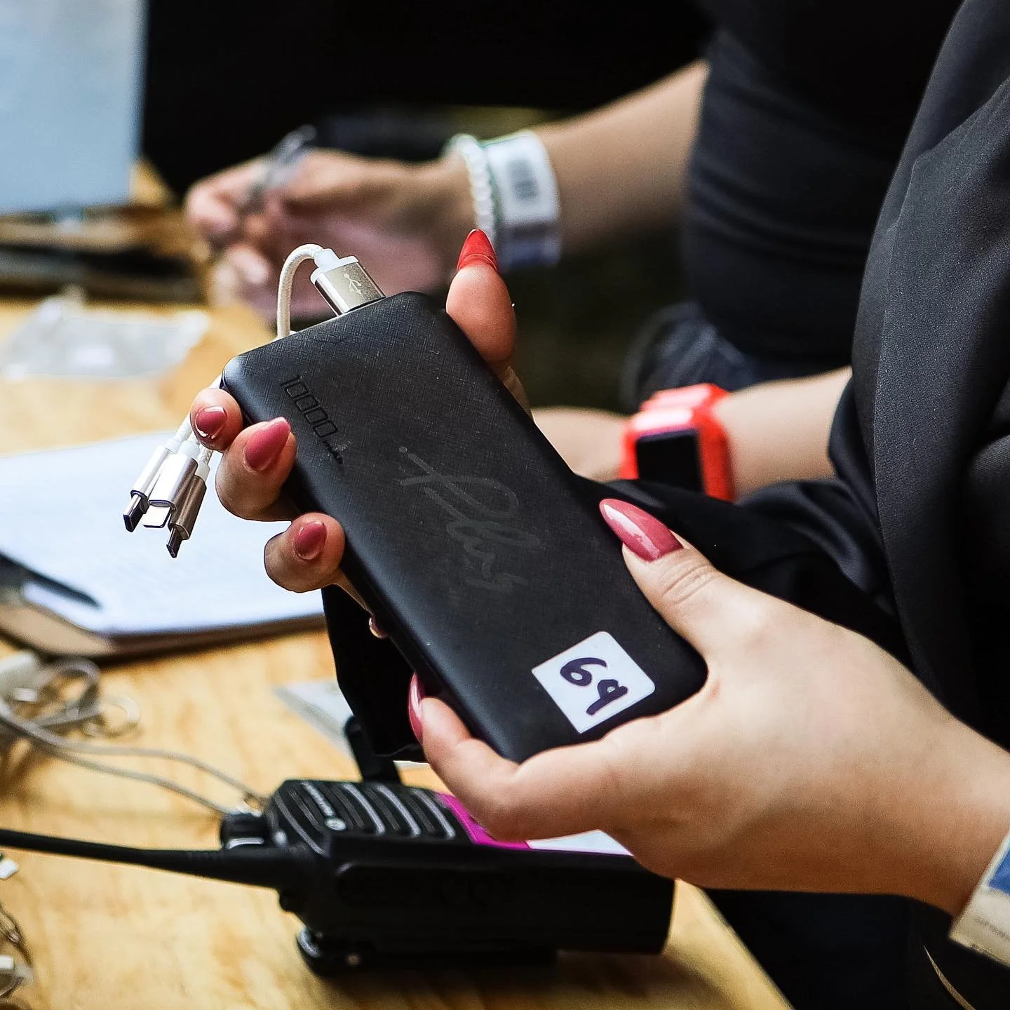 Servicio de baterías para cargar celulares disponible en la zona Plus+ del Tecate Emblema