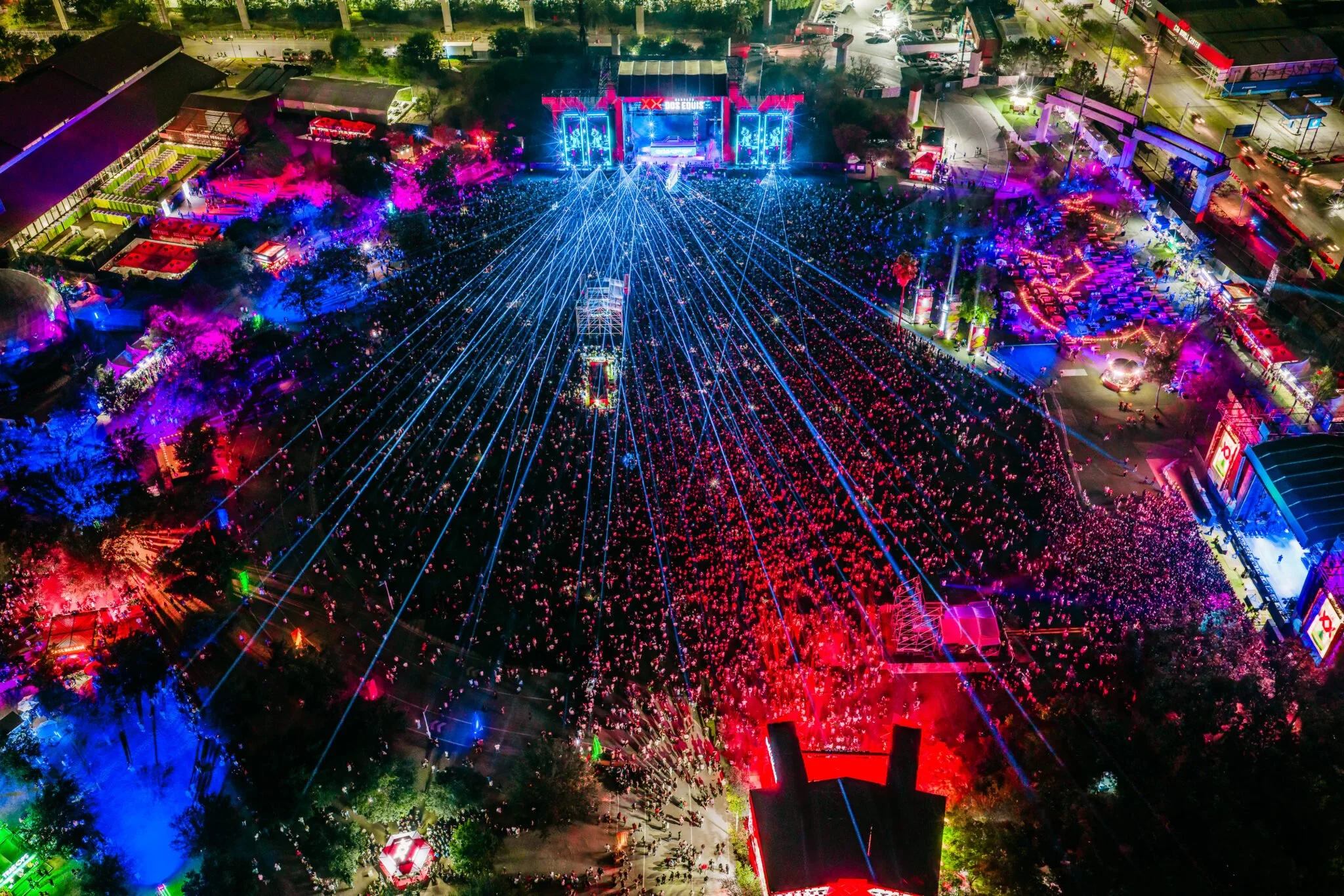 Vista aérea del Dale Mixx con escenario iluminado y multitud en Parque Fundidora