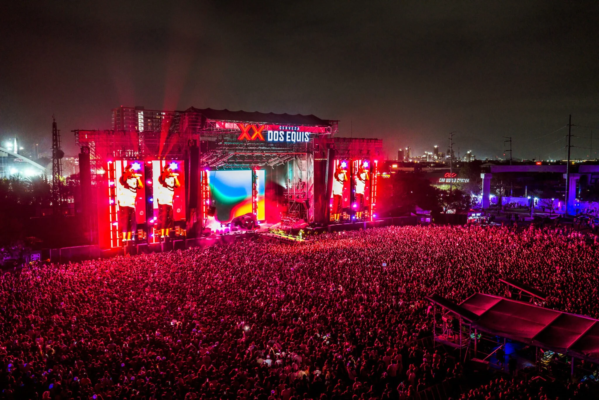 Escenario principal del Dale Mixx con producción de luces y público durante el festival en Monterrey