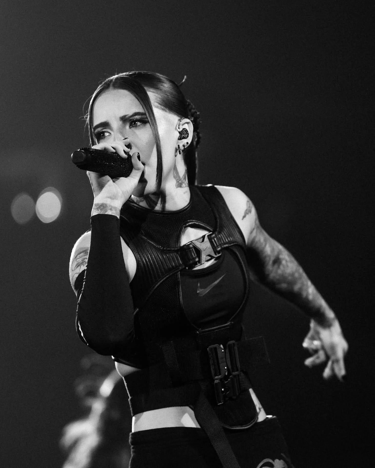 Young Miko en concierto durante una de sus presentaciones en vivo