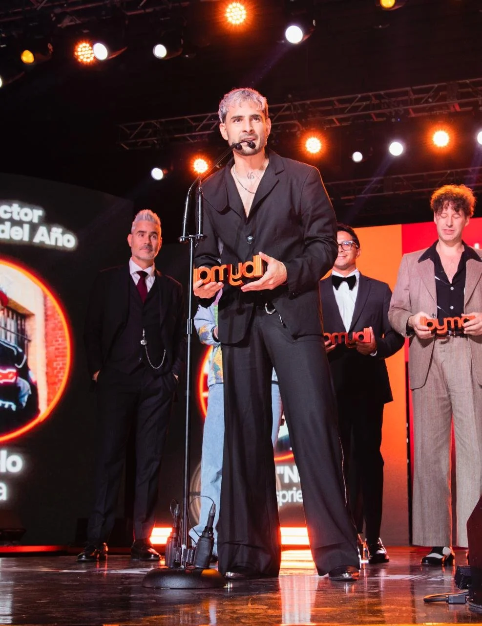 Saibu recibiendo el reconocimiento a productor urbano del añp en los Beyond Music Awards 2026