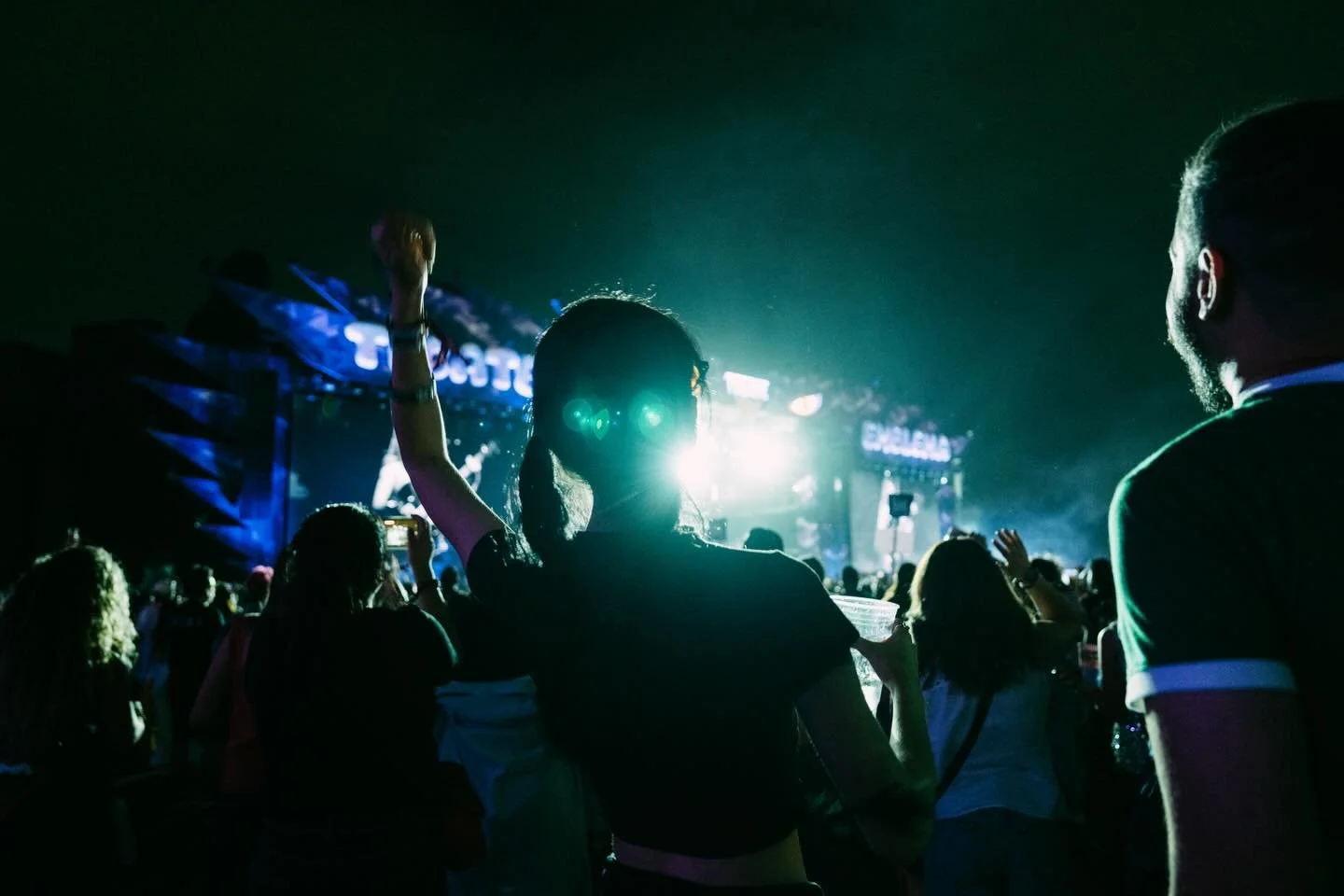 Público disfrutando el Tecate Emblema desde zona Plus+ con escenario principal al fondo