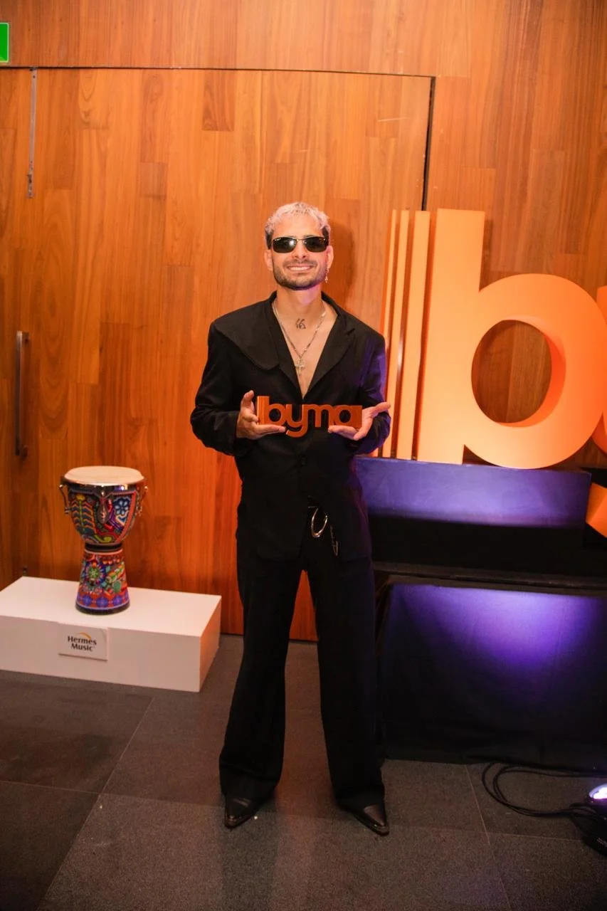 Saibu recibiendo el reconocimiento a productor urbano del añp en los Beyond Music Awards 2026