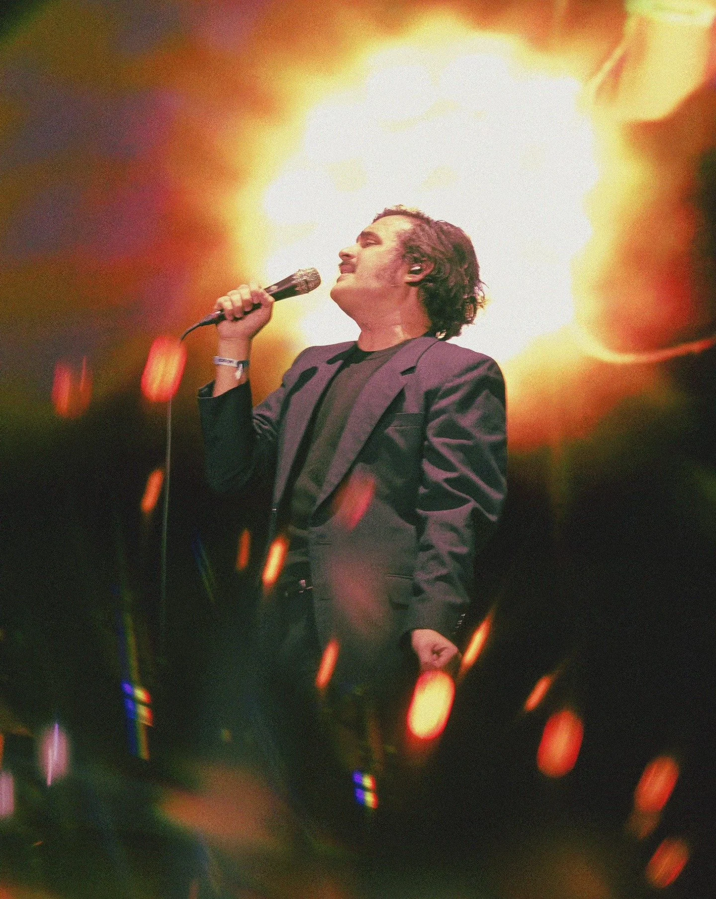Luis Humberto Navejas, vocalista de Enjambre, durante un concierto en vivo