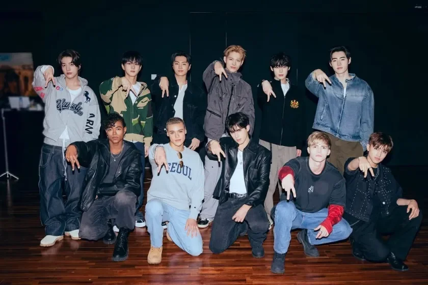 Enhypen junto a Santos Bravos en la sala de prácticas de Hybe en Corea