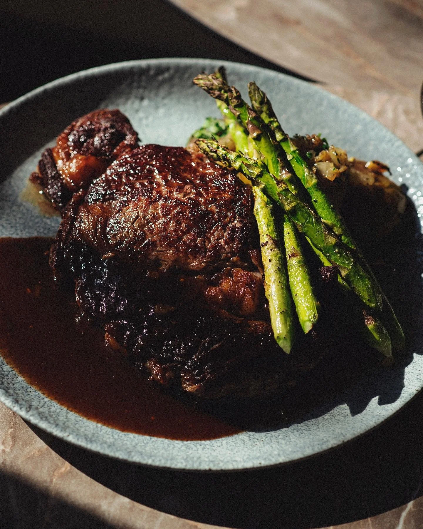 Valentine’s Special 2/3; grass-fed PEI-ribeye with asparagus and smashed taters + red wine jus. A perfect crust with a perfectly-cooked, tender and flavourful, interior, flavour further emphasized by the incredible wine reduction. Oof!💕
#limo